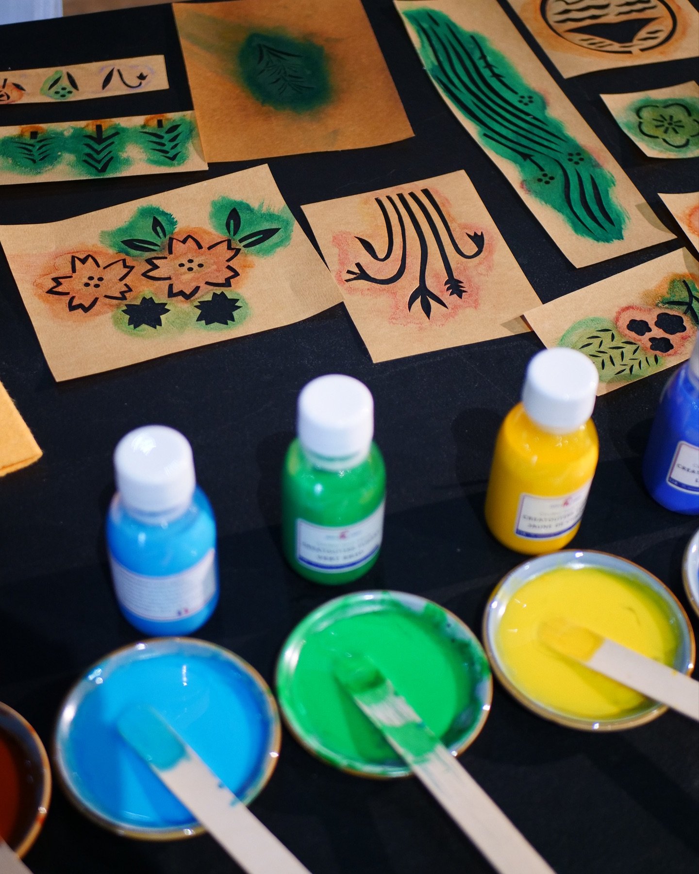 Les ateliers de juin ! 🌿
Je vous propose d&rsquo;approcher l&rsquo;&eacute;t&eacute; en d&eacute;couvrant de nouvelles techniques d&rsquo;impression artisanale dans mon petit atelier lillois : on s&rsquo;y sent bien, on fait plein de m&eacute;langes