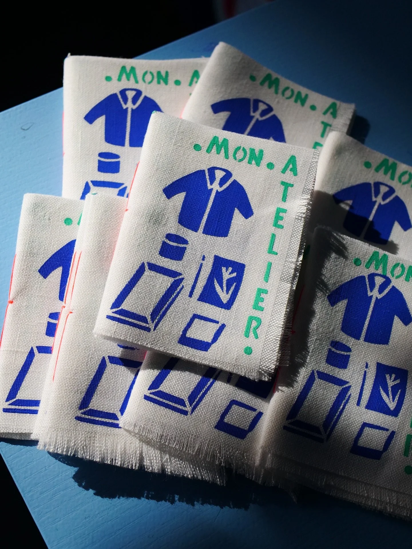Mes mini zines en tissu de plus pr&egrave;s 🔦
J&rsquo;ai ador&eacute; faire ce projet personnel, j&rsquo;ai envie de faire plein d&rsquo;autres s&eacute;ries de livres textiles : c&rsquo;est un format qui combine mon amour de la micro &eacute;dition