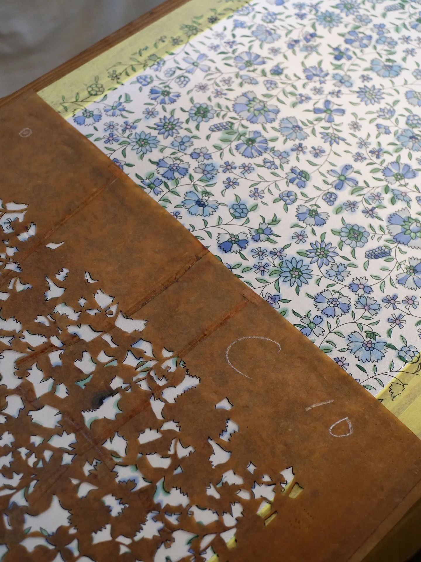 Il y a un an, j&rsquo;atterrissais au Japon avec @23.4_techno ☁️
Au del&agrave; de la d&eacute;couverte touristique, ce voyage a chang&eacute; mon rapport &agrave; l&rsquo;artisanat et &agrave; l&rsquo;impression textile. J&rsquo;ai d&eacute;couvert 