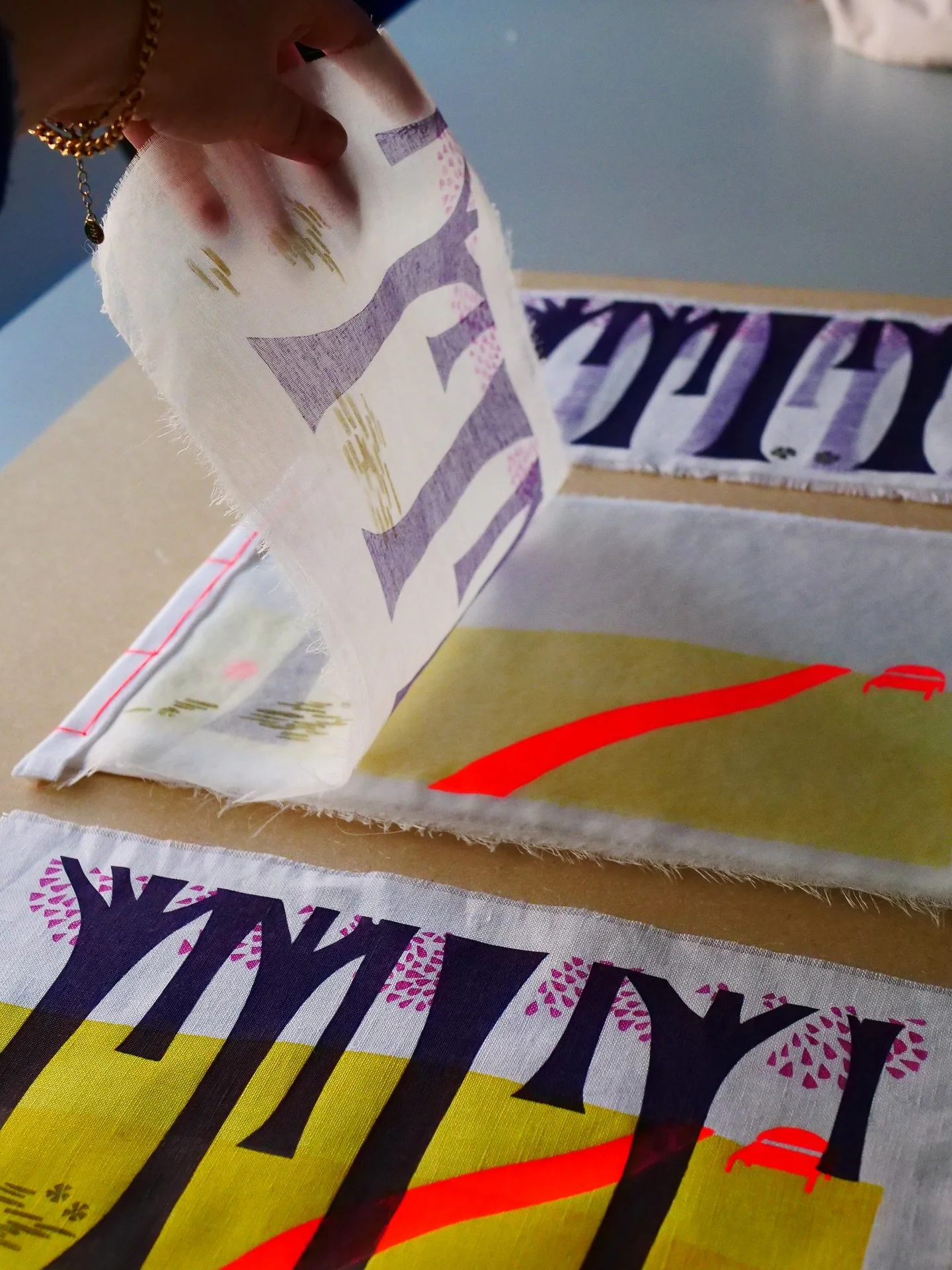 Cela fait des mois que je veux vous montrer ces nouveaux livres textiles o&ugrave; cohabitent les couleurs v&eacute;g&eacute;tales et une couleur synth&eacute;tique par excellence, le fluorescent. 

Je crois que j&rsquo;avais envie de me replonger da