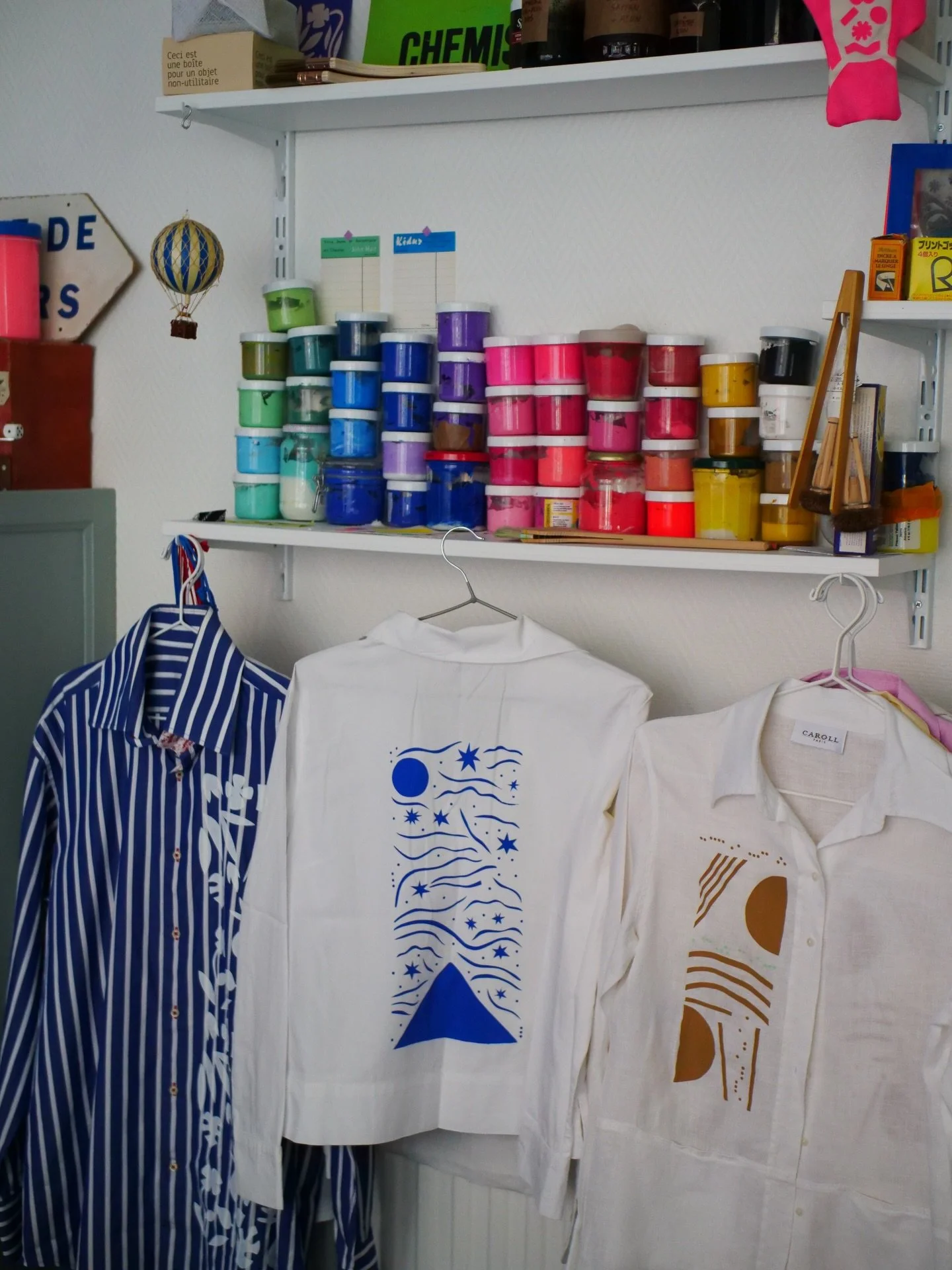 &Ccedil;a s&rsquo;active &agrave; l&rsquo;atelier pour vous proposer une belle s&eacute;lection pour la fin d&rsquo;ann&eacute;e : des motifs et v&ecirc;tements uniques ou des d&eacute;corations et livres textiles in&eacute;dits &agrave; retrouver au