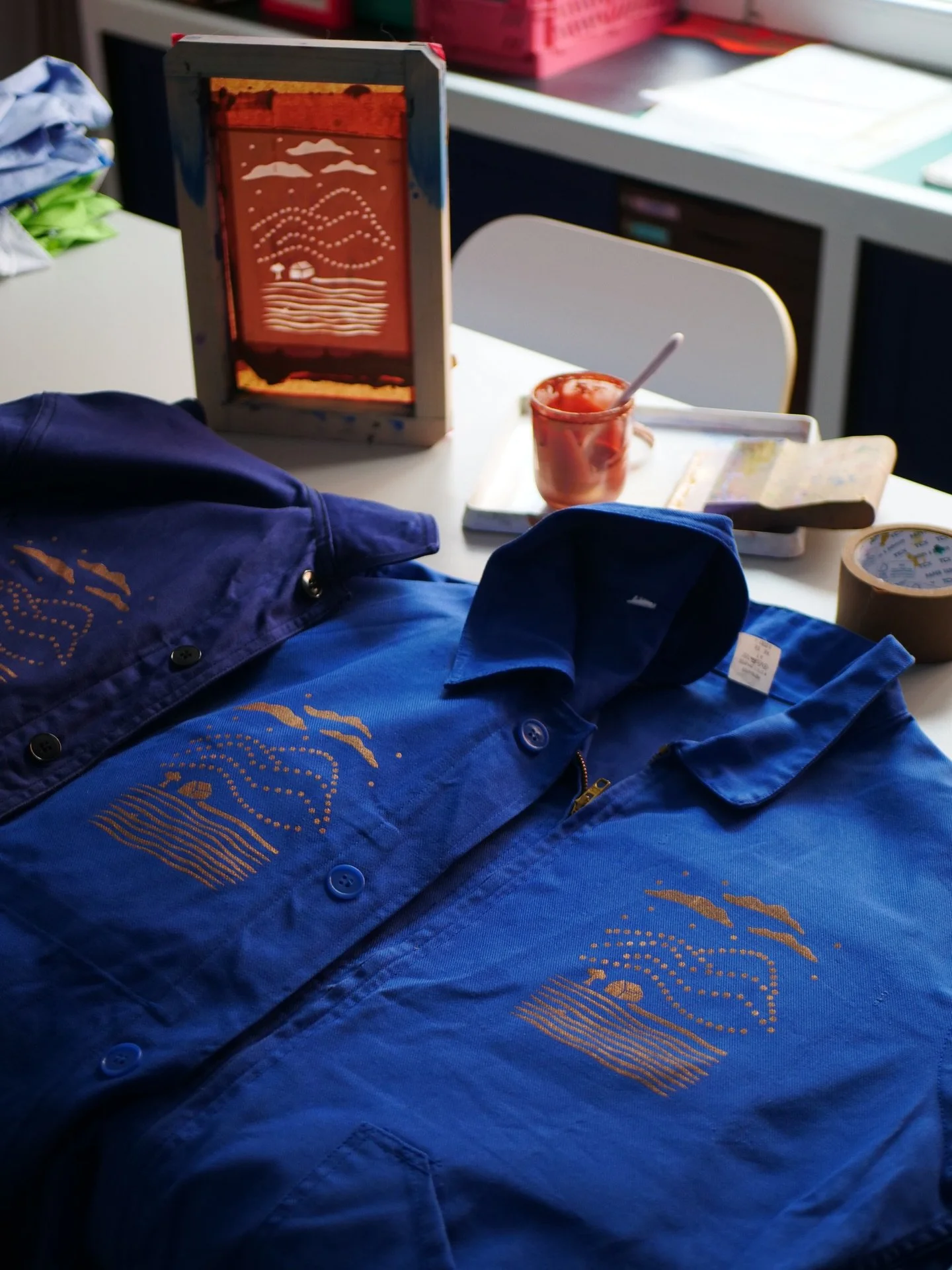 De la table d&rsquo;impression &agrave; vos jolis dos, &ccedil;a me r&eacute;jouit toujours de donner une seconde vie &agrave; ces v&ecirc;tements oubli&eacute;s ! Si ils ne sont pas d&eacute;j&agrave; adopt&eacute;s, ils sont &agrave; retrouver au @