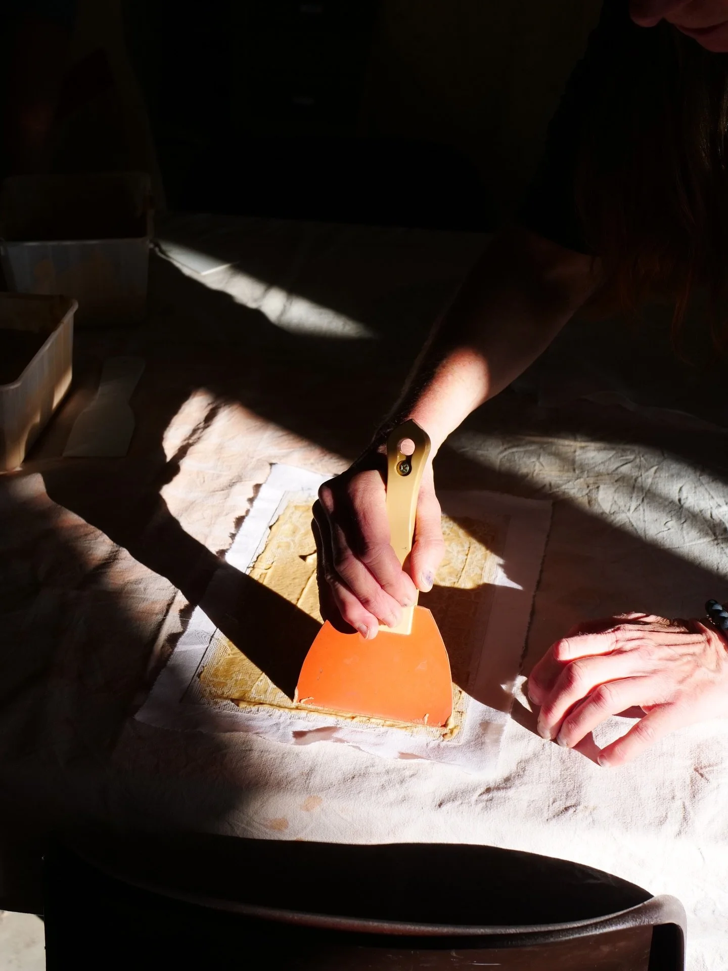 L&rsquo;ann&eacute;e s&rsquo;ach&egrave;ve et parmi les souvenirs les plus doux, la formation chez @couleur.garance figure en bonne place : d&eacute;couvrir des techniques rares et pr&eacute;cieuses entour&eacute;e de femmes talentueuses et g&eacute;