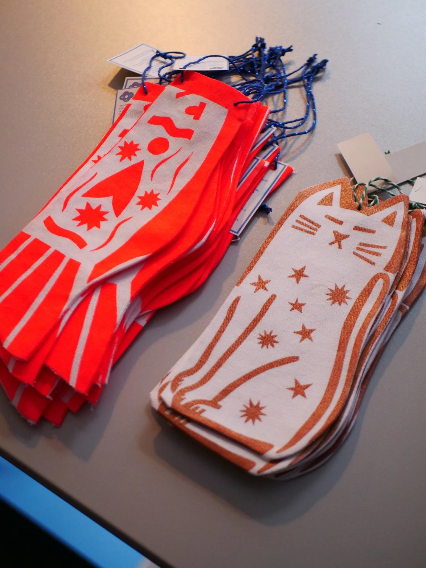 Ces petits poissons et chats protecteurs sont de retour pour &eacute;clairer vos int&eacute;rieurs ! Imprim&eacute;s avec soin et cousus avec c&oelig;ur, ils sont un concentr&eacute; de ce que j&rsquo;aime faire &agrave; l&rsquo;atelier. 

Cette fois