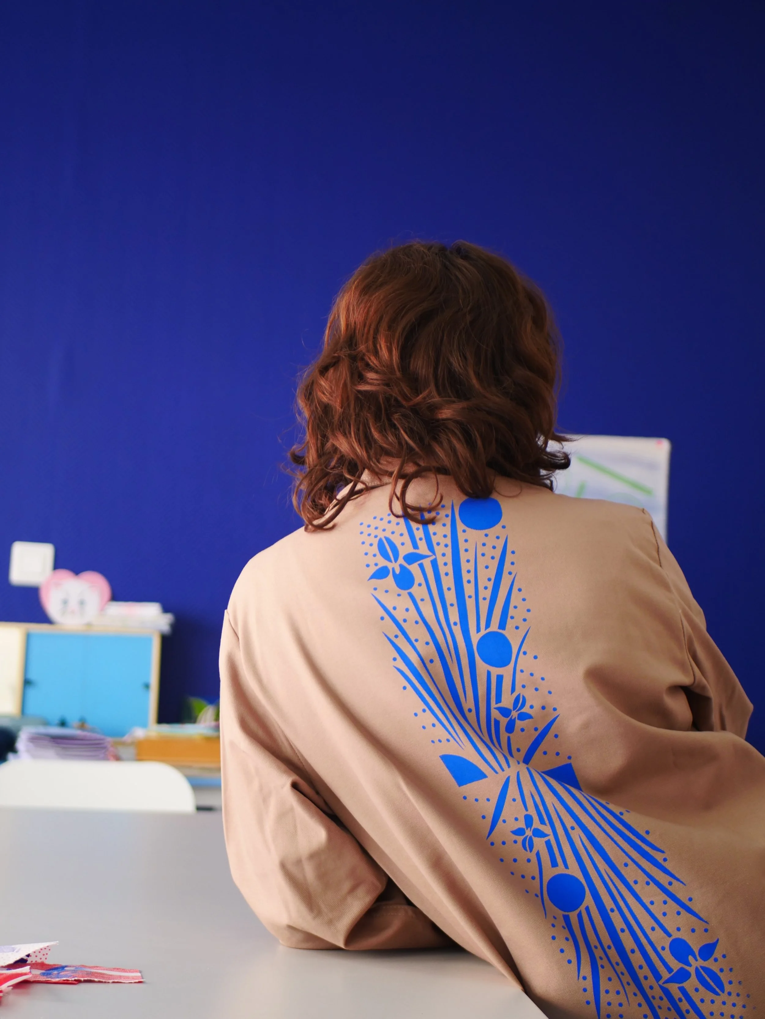 I&rsquo;ve got your back.
Confiez-moi vos v&ecirc;tements, les &eacute;paules sont moins lourdes avec des fleurs sur le dos 🩵 
#print #screenprint #serigraphietextile