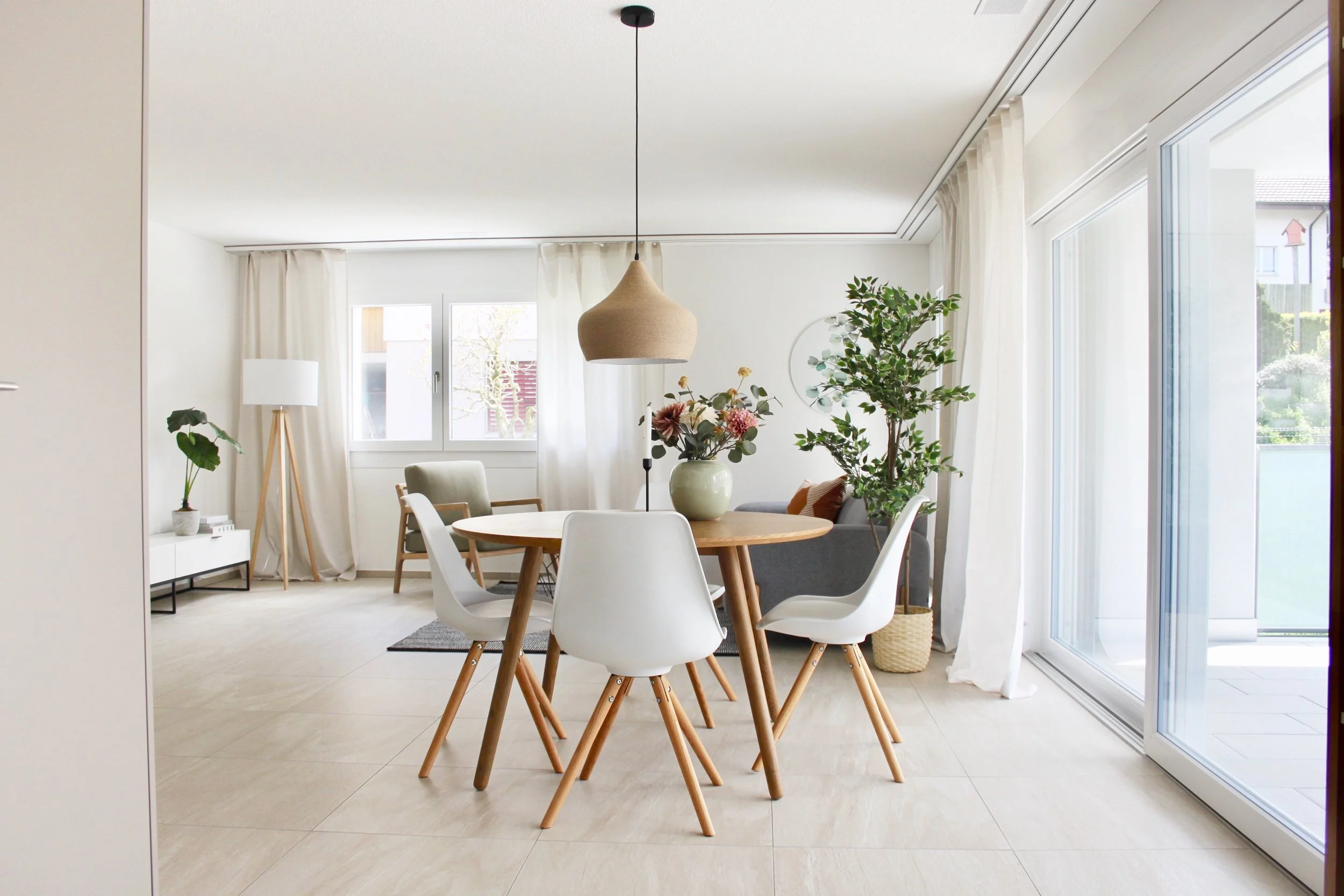 helles Esszimmer mit rundem Tisch