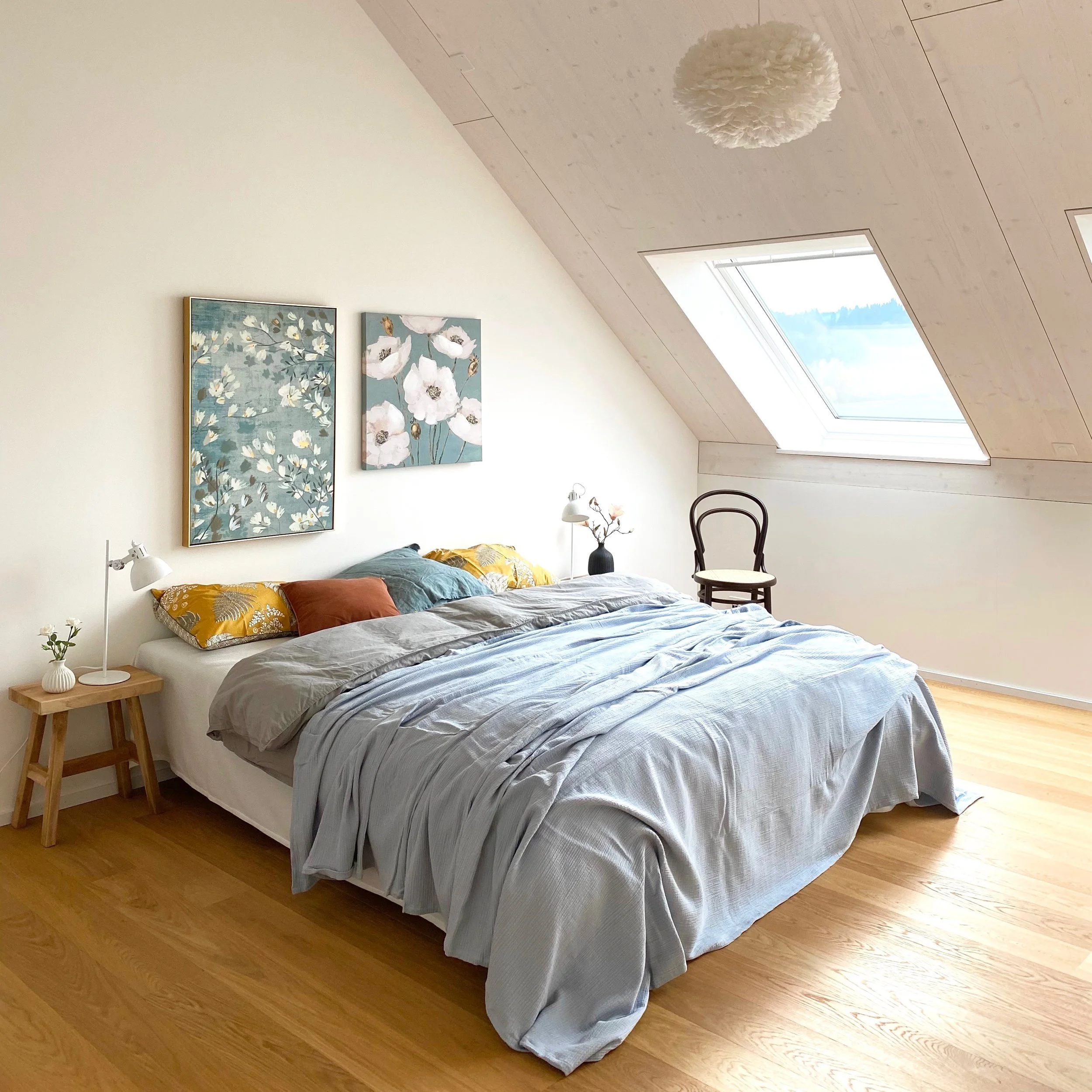 skandinavisches Schlafzimmer mit hellblau