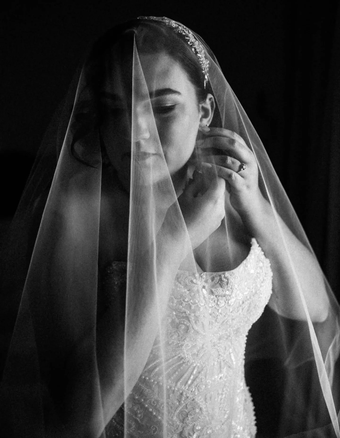 We love a black and white moment 🖤 

📷 @red_berry_photography