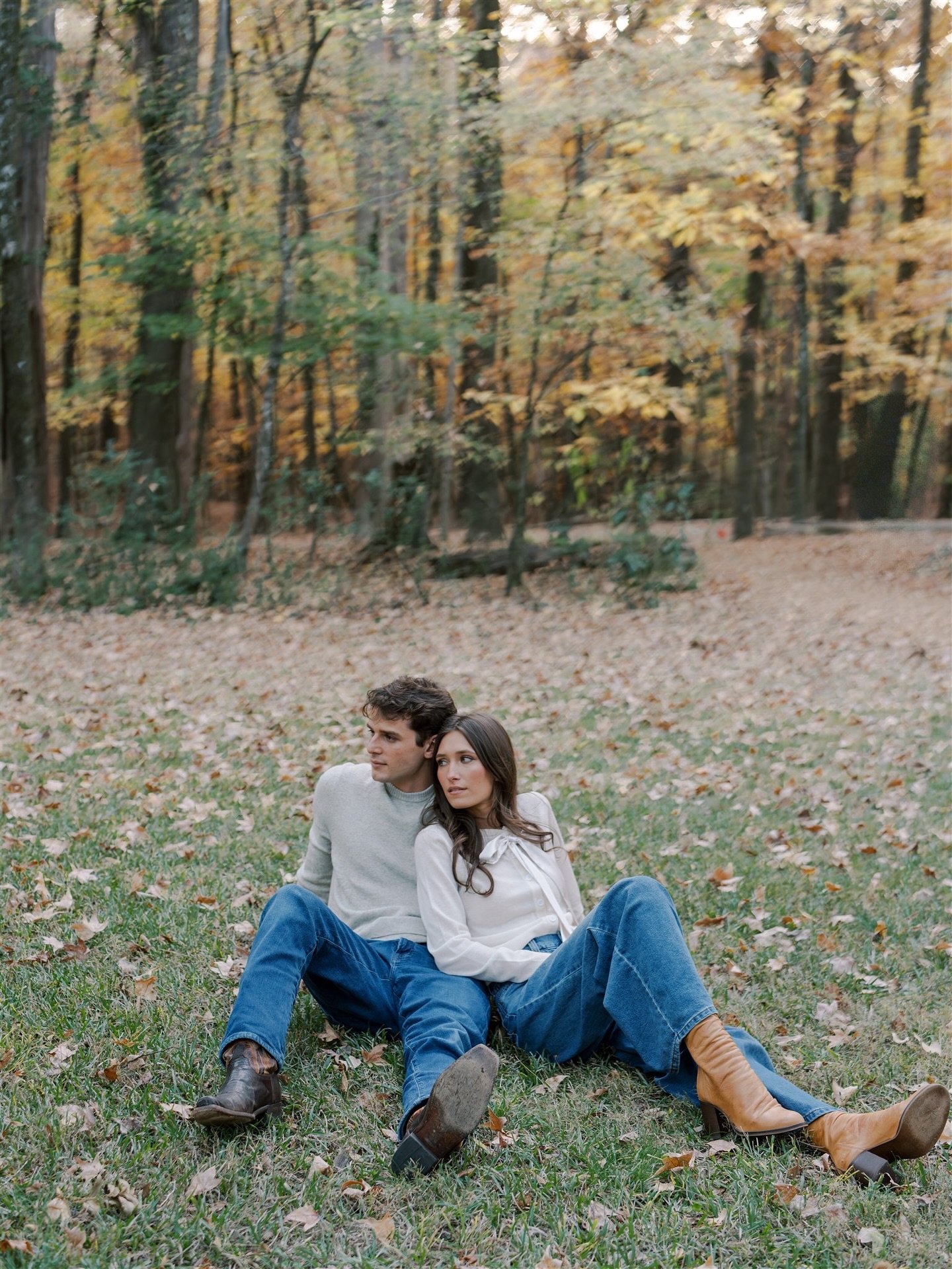 The fall leaves showed off in the most beautiful way for Anna-Claire and Payton&rsquo;s Oxford engagement session. Warm golden light, refined style, and that cozy, classic charm. Think Ralph Lauren meets J.Crew with a whisper of Central Park romance 