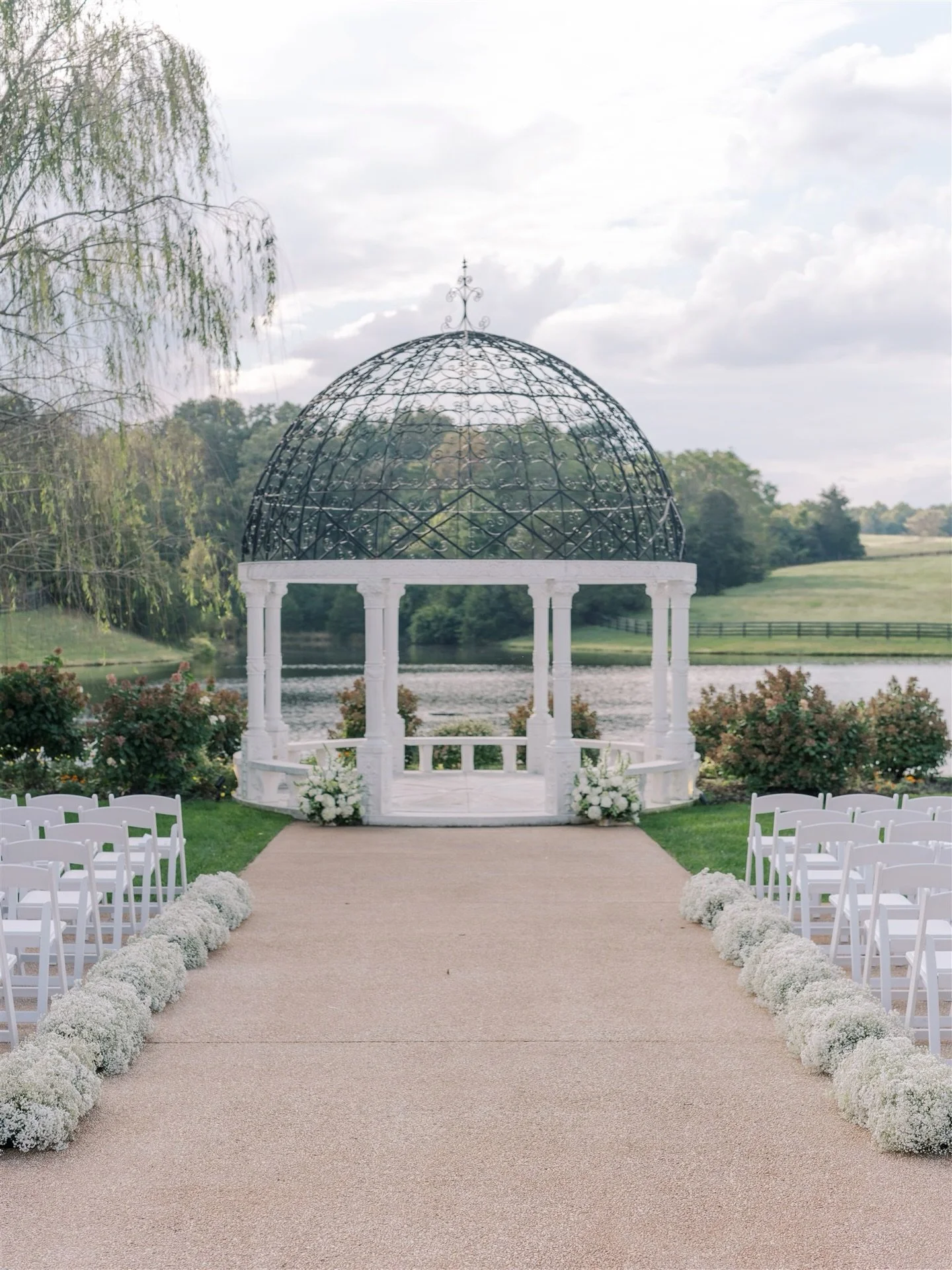 Charlottesville, Virginia has a way of reminding you that sometimes the most beautiful designs are the simplest ones. 🤍

Set in the heart of Virginia&rsquo;s wine and horse country, this ceremony embraced the landscape rather than competing with it.