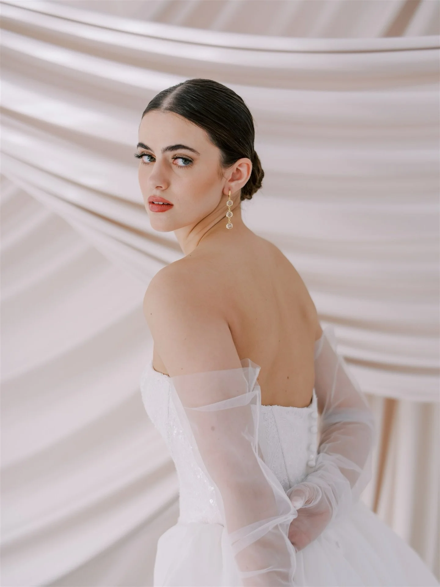 Brides, save this for bridal portrait inspiration! This specific look was inspired by the iconic @puthbrooke and her bridal portraits. 

One of our favorite recommendations is scheduling a separate day/time for a dedicated bridal portrait session and