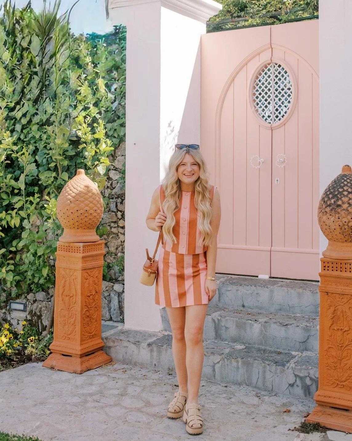 On Wednesdays, we wear pink.🩷

When @hillhouse released this darling striped set, I knew it was destined for Italy and how perfectly it would pair with the iconic pink facade of @palazzoavino on the Amalfi Coast.

I was in Italy to photograph Katt a