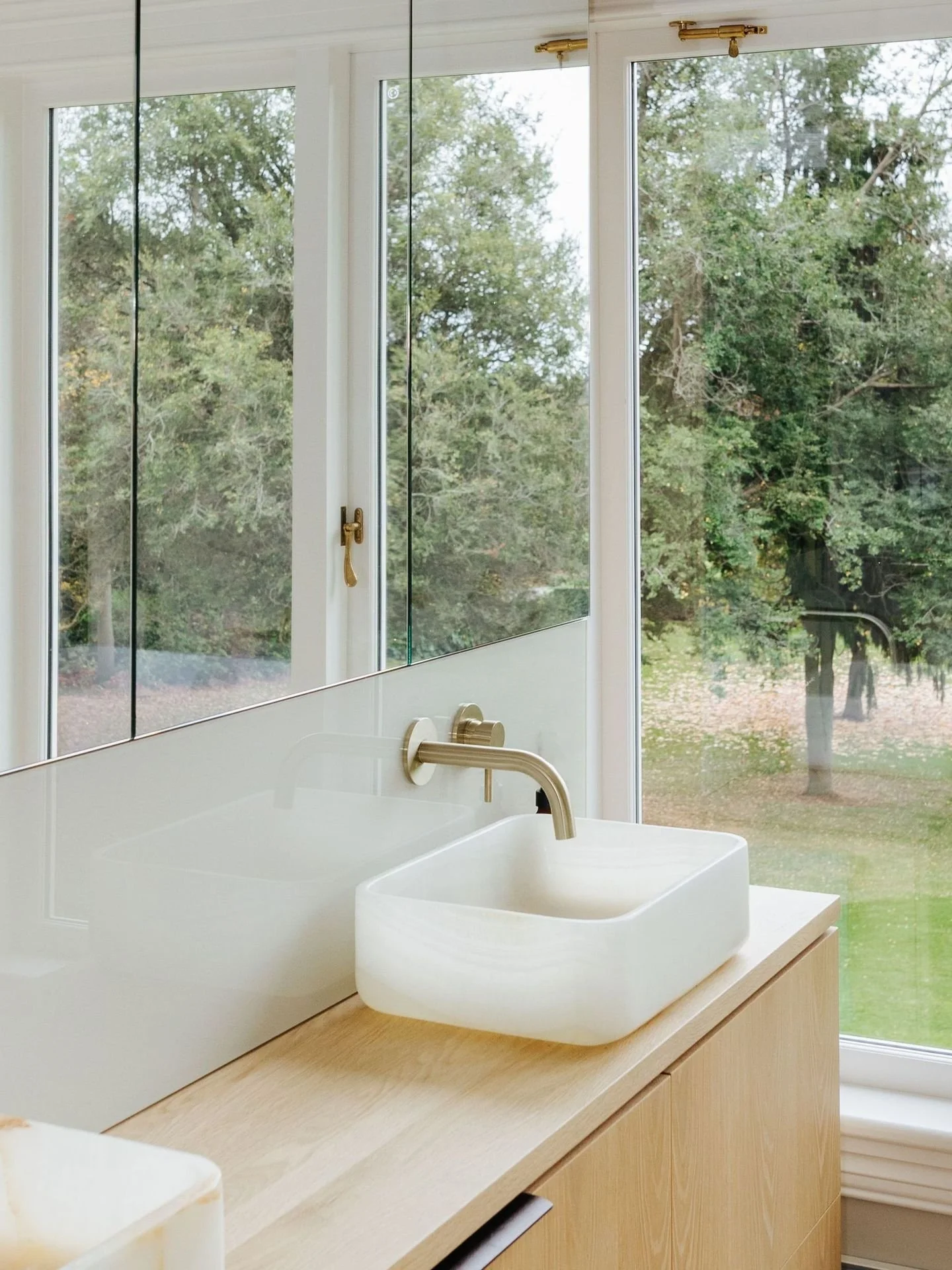 Biophilic design goes beyond adding plants.
It considers how natural materials, shifting light, framed views, and colours drawn from the landscape work together to shape how a space feels.
When the environment reflects nature, people tend to feel mor