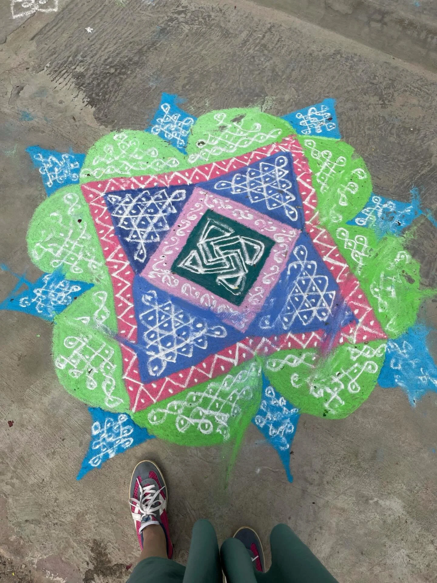 Des couleurs vibrantes partout, m&ecirc;me le sol n&rsquo;y &eacute;chappe pas.
C&rsquo;est l&rsquo;une des premi&egrave;res choses qui nous frappe ici. Je voyage actuellement avec deux amies et nous nous disons que ces couleurs ont quelque chose de 