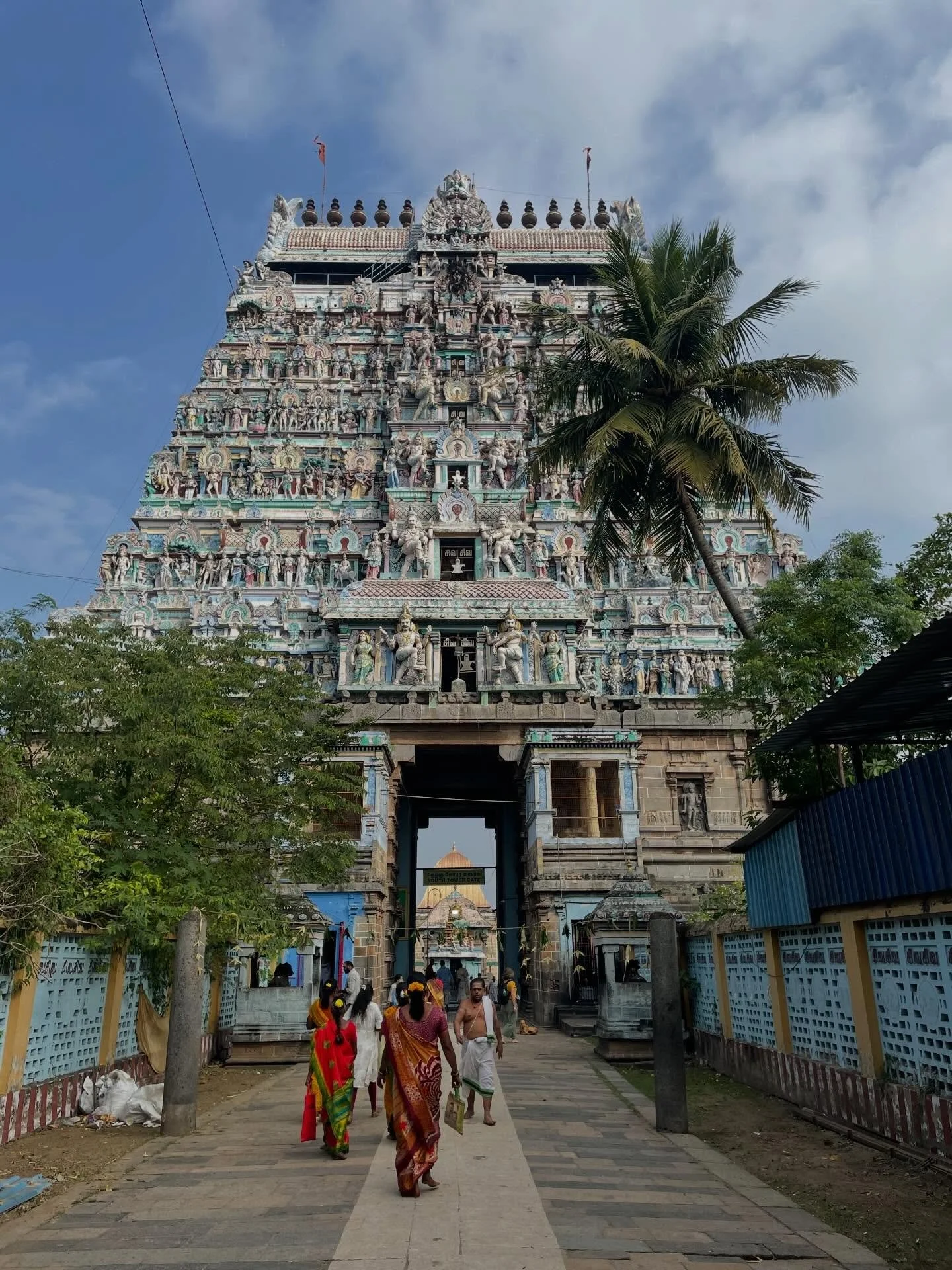 &Agrave; Chidambaram, la danse est partout.

Ici, Shiva est Nataraja, le danseur cosmique.
Par sa danse, le monde na&icirc;t, se transforme, se d&eacute;fait&hellip; puis recommence.

Cette danse s&rsquo;appelle le Tandava.
Une danse puissante, qui r