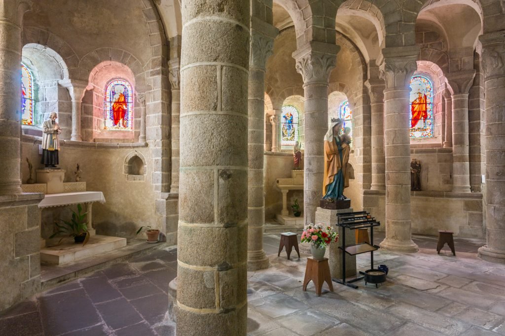 eglise-chatel-montagne-1024x682 interieur.jpeg