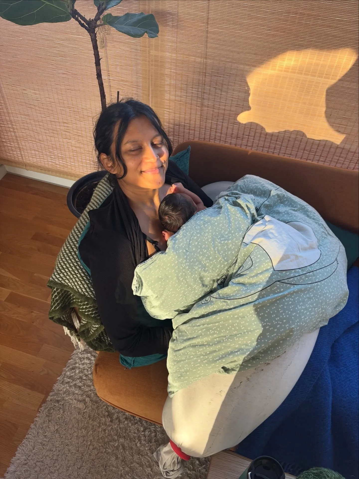 Barsel med min baby #3

For 5 uger siden f&oslash;dte jeg min dejlige lille baby. En f&oslash;dsel i vores hjem, her hvor alle vores b&oslash;rn er kommet til verden. Denne gang med vores &aelig;ldste b&oslash;rn med som vidner. Det har v&aelig;ret s