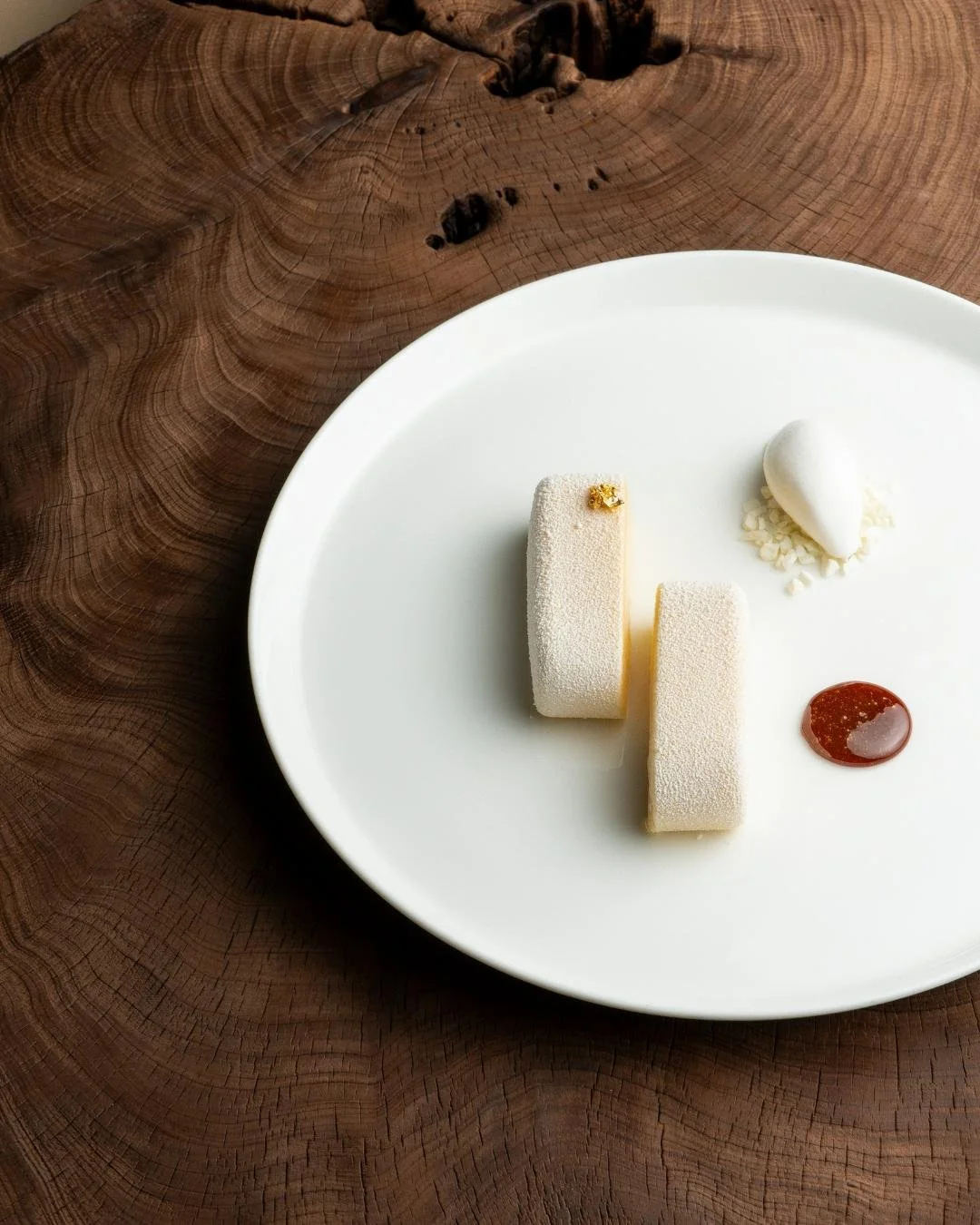 COCONUT coffee, lemongrass.

A delicate harmony, each element crafted to awaken the senses and linger on the palate.