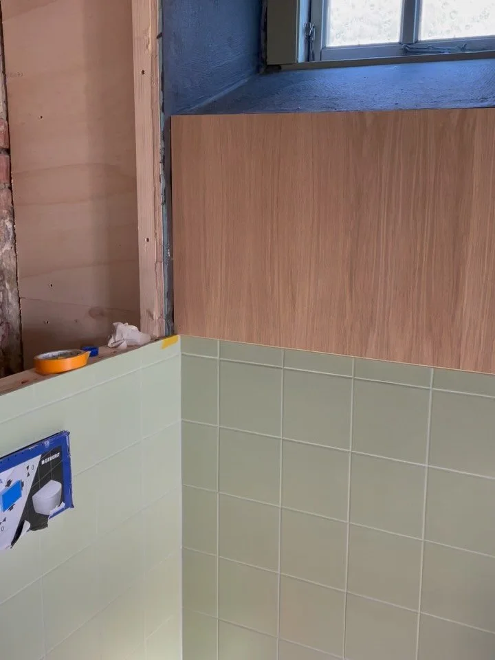 Det m&aring;tte bli en rolig og ryddig gr&oslash;nn vibe til dette badet - sammen med alle custom detaljer i eik 🍃