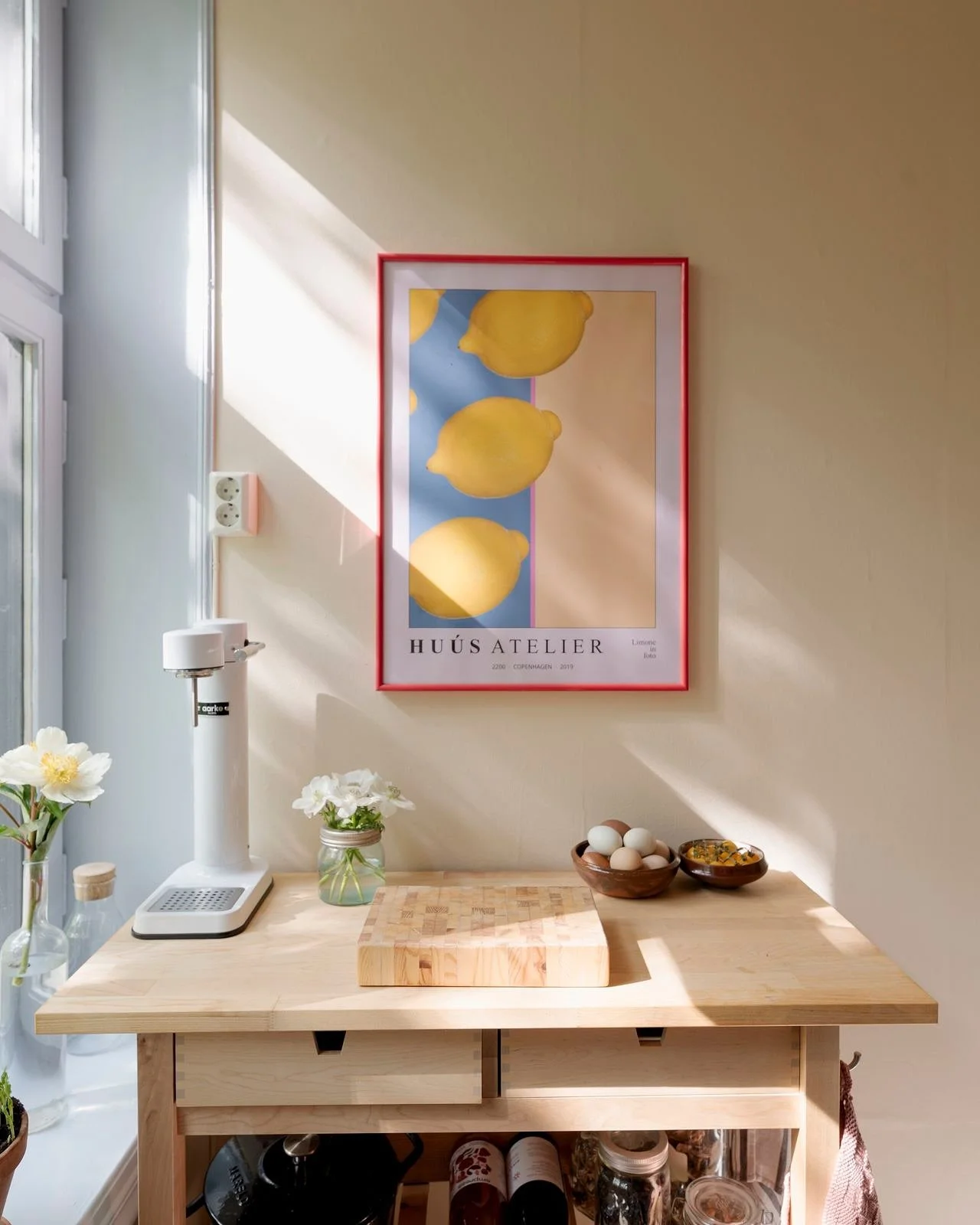 Eneste rette bl&aring;fargen til denne kremgule arbeidskroken.