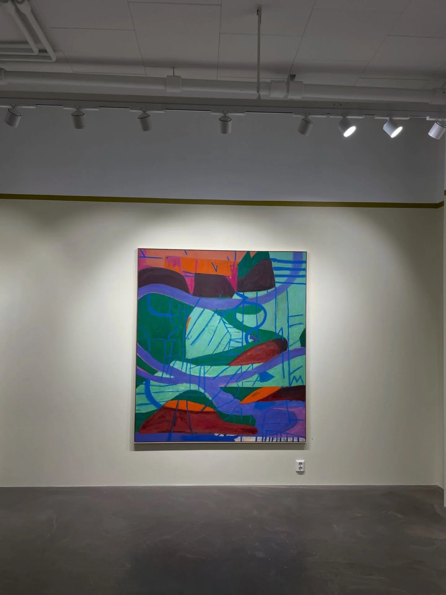 Fargesatt veggene p&aring; @kosk_oslo til @henrikmikkelsgard sin kunst! Fargene er helt spesielle for oss, og her fremhever de kunsten s&aring; utrolig fint! Malingen er i top kvalitet, laget uten plast, god for oss mennesker og naturen. Fra @coverst