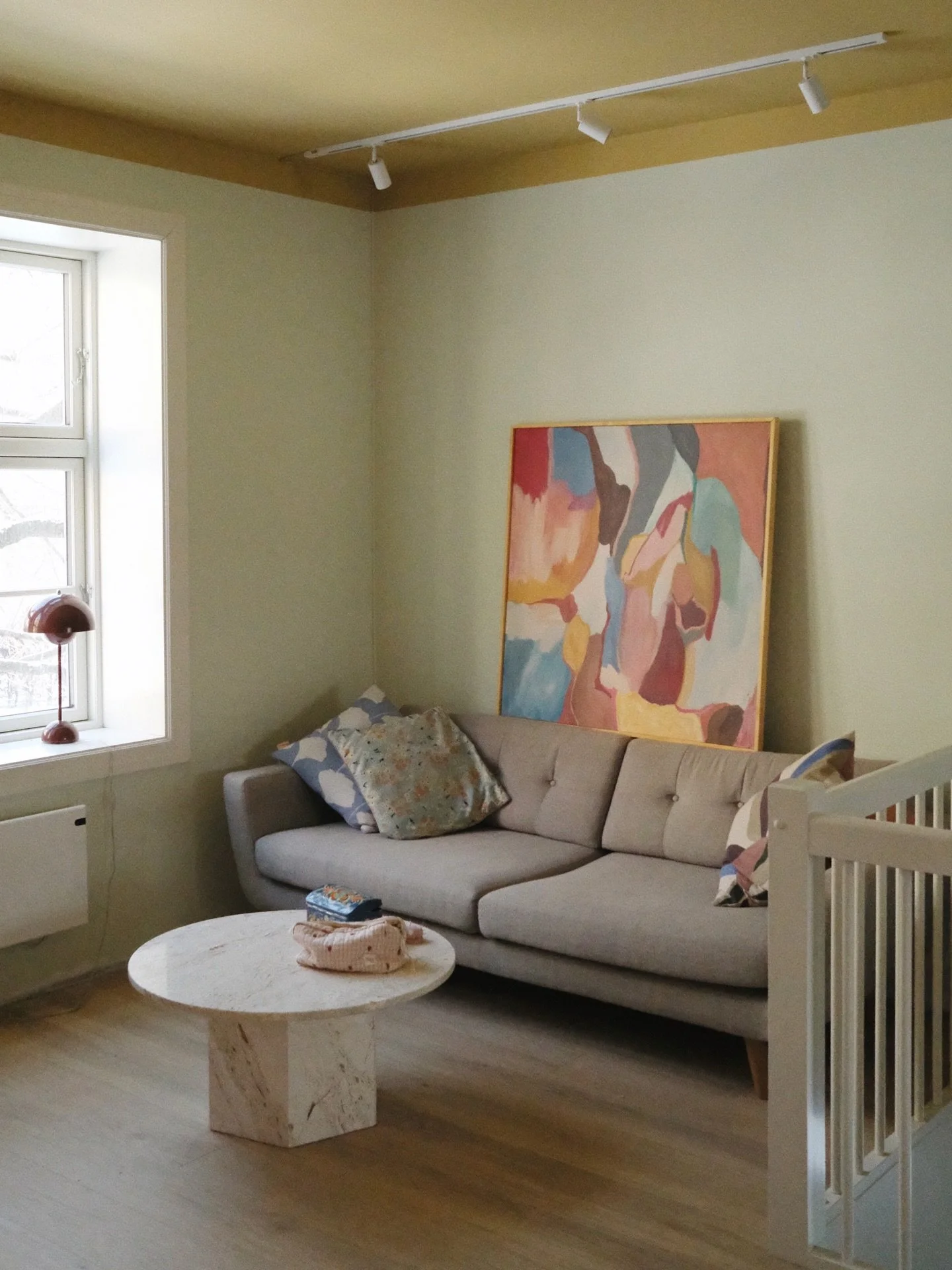 Noen ganger blir vi tilsendt bilder av prosessen til kunder som holder p&aring; &aring; fylle livene sine med v&aring;re fargepaletter. Da er det vanskelig &aring; ikke vise det til verden. SE s&aring; fint det blir! 📸 @tinytales.stitch