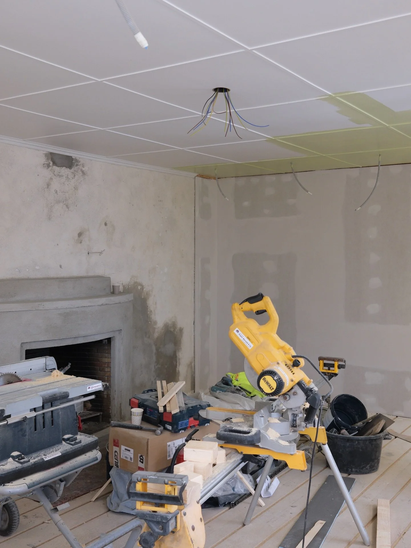 Sm&aring; glimt av byggeplassen like f&oslash;r alt faller p&aring; plass. Totalrenovering av enebolig p&aring; Nordberg fra 1938