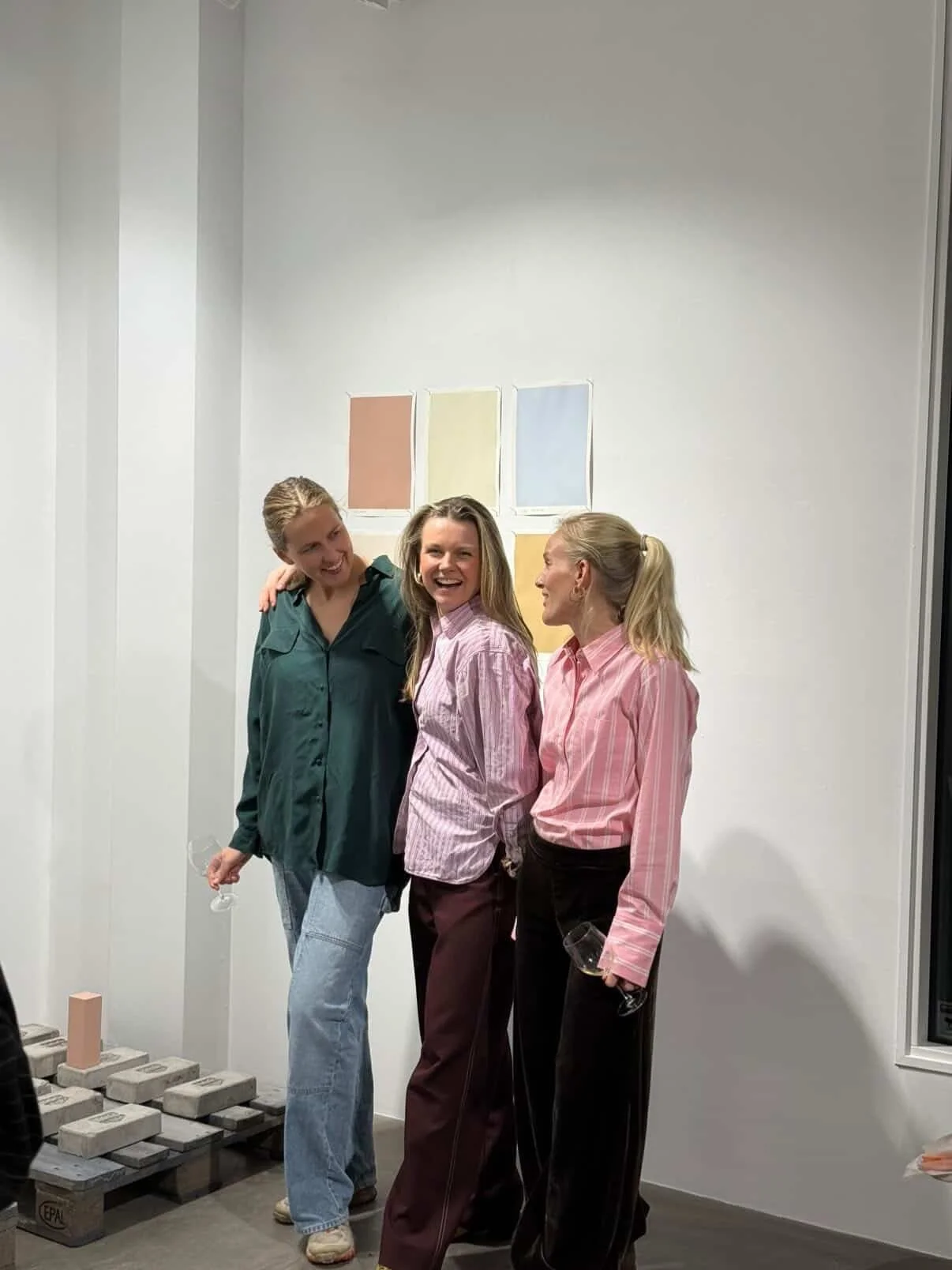 V&aring;r egen fargekolleksjon er sluppet ut i verden. N&aring; er den fri, klar for &aring; bli med hjem til deg (og deg)! 

Vi har kokt p&aring; dette prosjektet sammen med @coverstorypaint i omtrent et &aring;rs tid, s&aring; n&aring; kan du fordy