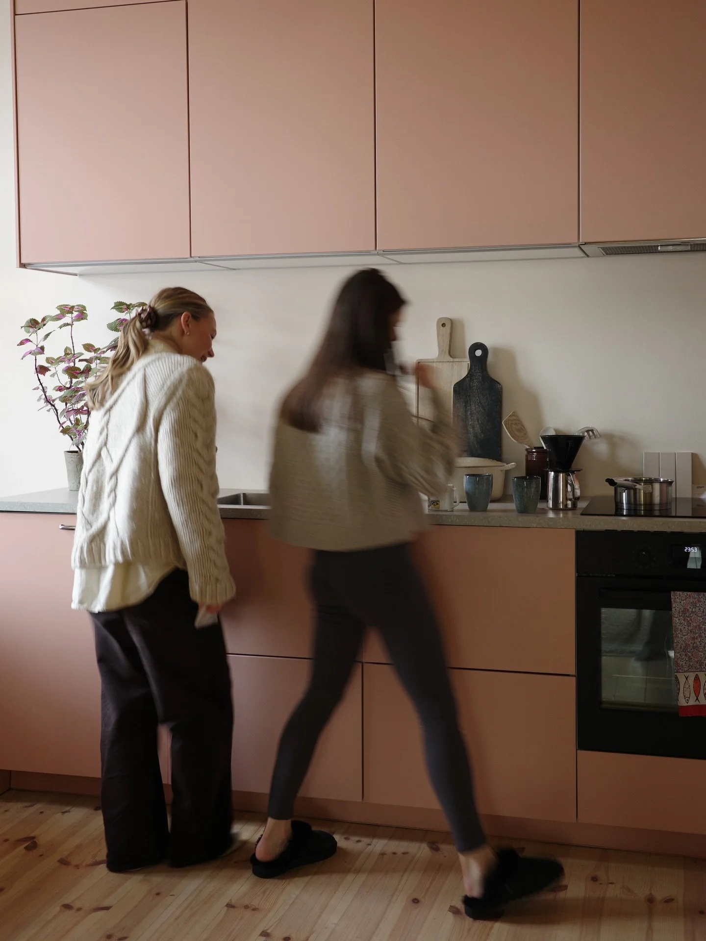 Et kj&oslash;kken fra v&aring;r egen fargepalett laget i samarbeid med @coverstorypaint 
Vegg: CO4 FREIA
Kj&oslash;kkenfronter: CO1 AKER
Himling: CO5 GR&Uuml;NER

Les mer om alle fargene fra kolleksjonen via link i bio 💫