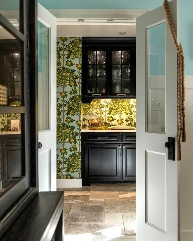 Something we consider with every project is flow. We design cohesive spaces by identifying the overarching style and coming up with a thoughtful color palette, recurring design elements, and finishes that tie the rooms together.⁣
⁣
Design @parsonsid⁣