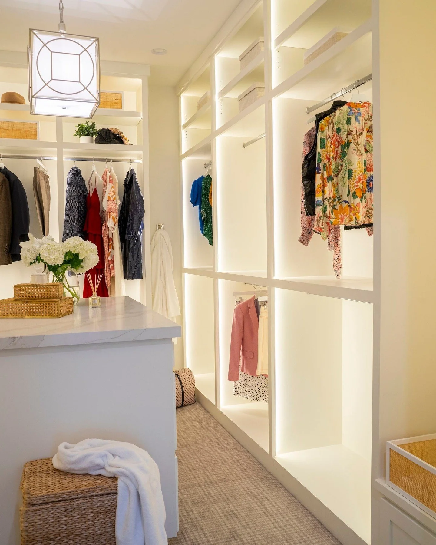 YES! Custom closets are worth it. Our clients not only love the improved organization and efficiency, but also the overall personal enjoyment of their new closets. The customized design is of course more functional but also much more beautiful.⁣
⁣
De