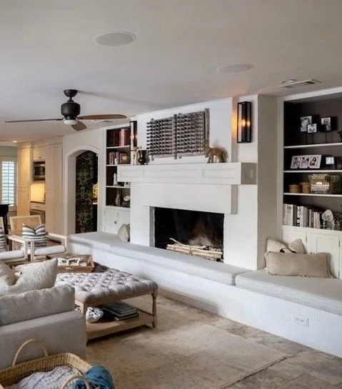 🌬 Here for these longer nights and cozy weather! We set the mood with warm, textural layers, comfortable seating, and fireplace that practically calls your name.⁣
⁣
Design @parsonsid⁣
⁣
#austininteriordesign #atxdesigner #austininteriordesigner #liv