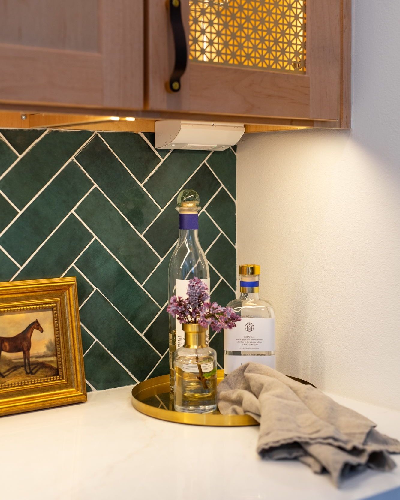 🍸 Happy hour vibes at home. Anyone else feeling less motivated to leave the house this winter? We're all for brining the chic bar feel home.⁣
⁣
Design @parsonsid⁣
⁣
#bardesign #atxdesigner #austininteriordesigner #austininteriors #austininteriordesi