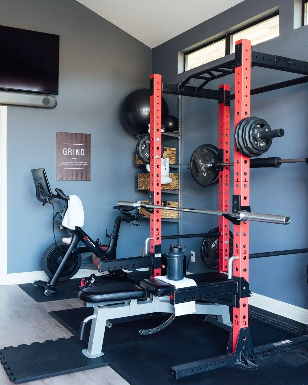 Pretty sure we'd still be on our New Year's kick if we had this home gym 😅⁣
⁣
Design @parsonsid⁣
⁣
#homegym #atxdesigner #austininteriordesigner #austininteriors #austininteriordesign