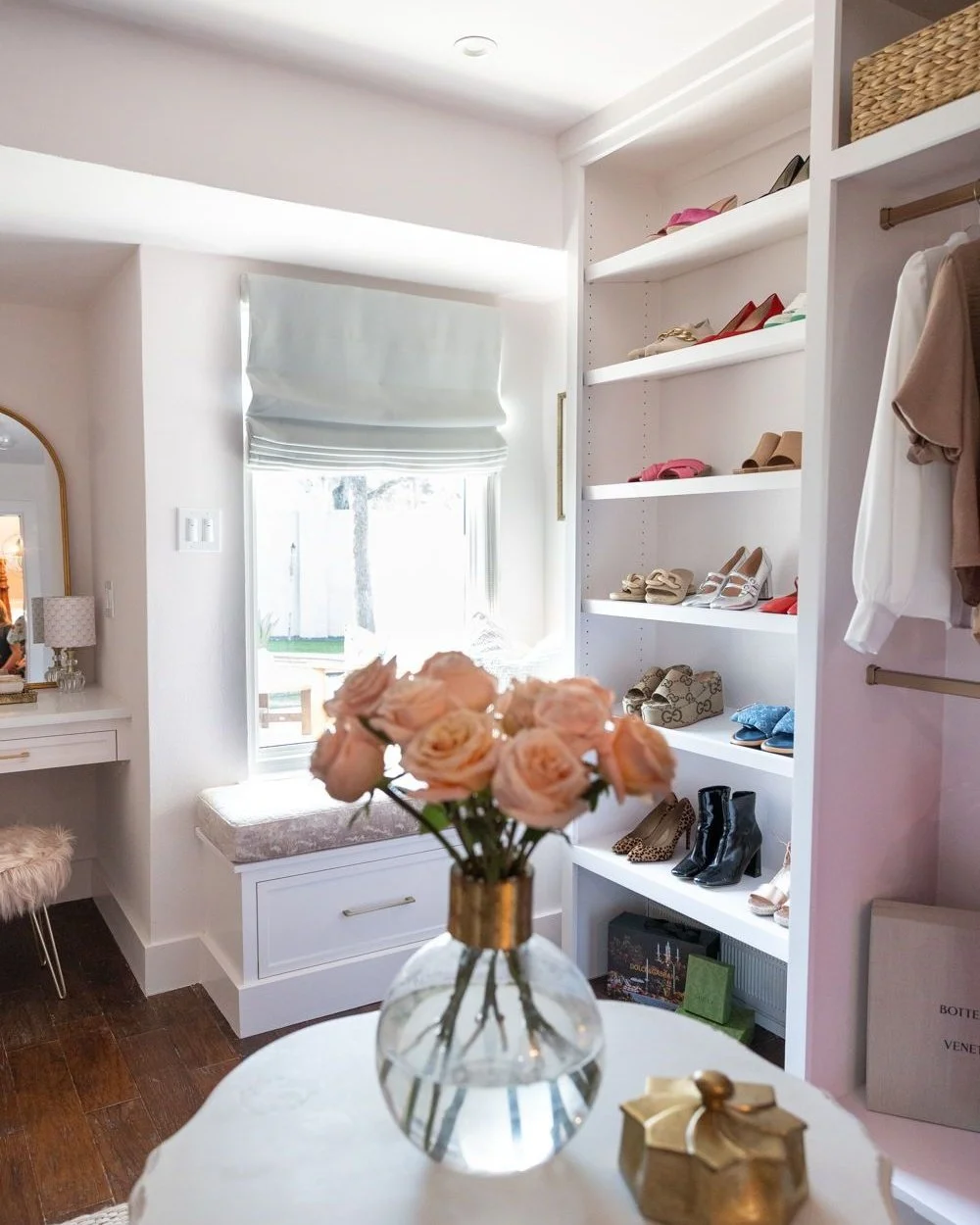Beauty is in the details of this primary closet. From special moments in literally every corner, to thoughtful space planning, this space is perfection.⁣
⁣
Design @parsonsid⁣
⁣
#customcloset #atxdesigner #austininteriordesigner #austininteriors #aust