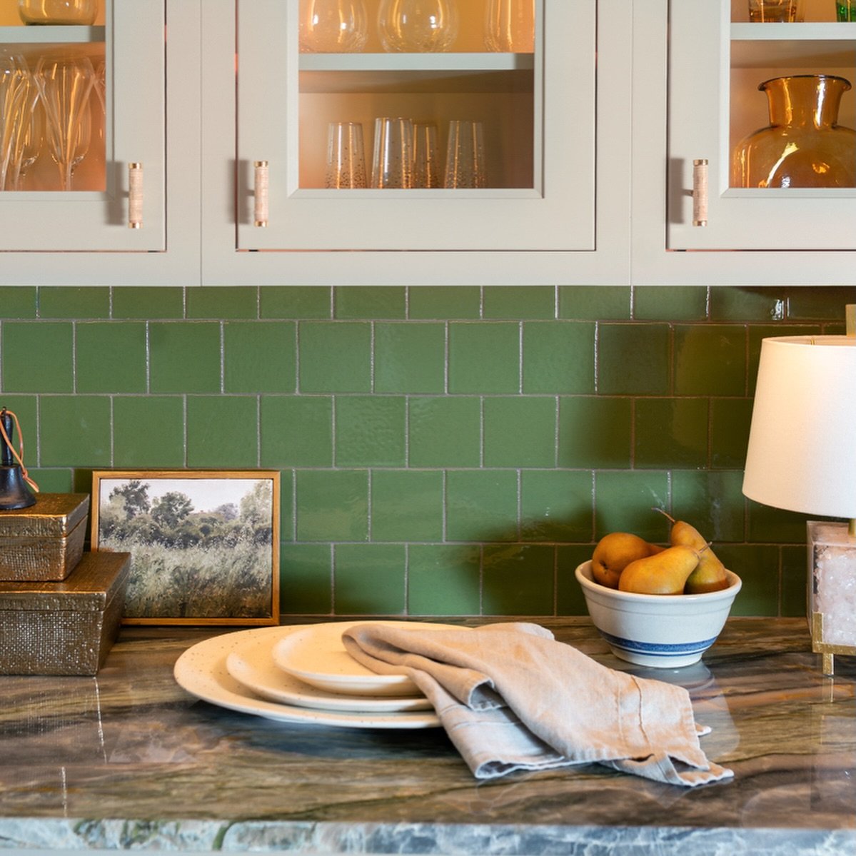 We&rsquo;ve got a thing for green tile. Don&rsquo;t believe us? Swipe to see it in a few of our favorite projects 👉

Design @parsonsid

#atxdesigner #austininteriordesigner #austininteriors #austininteriordesign #greentile