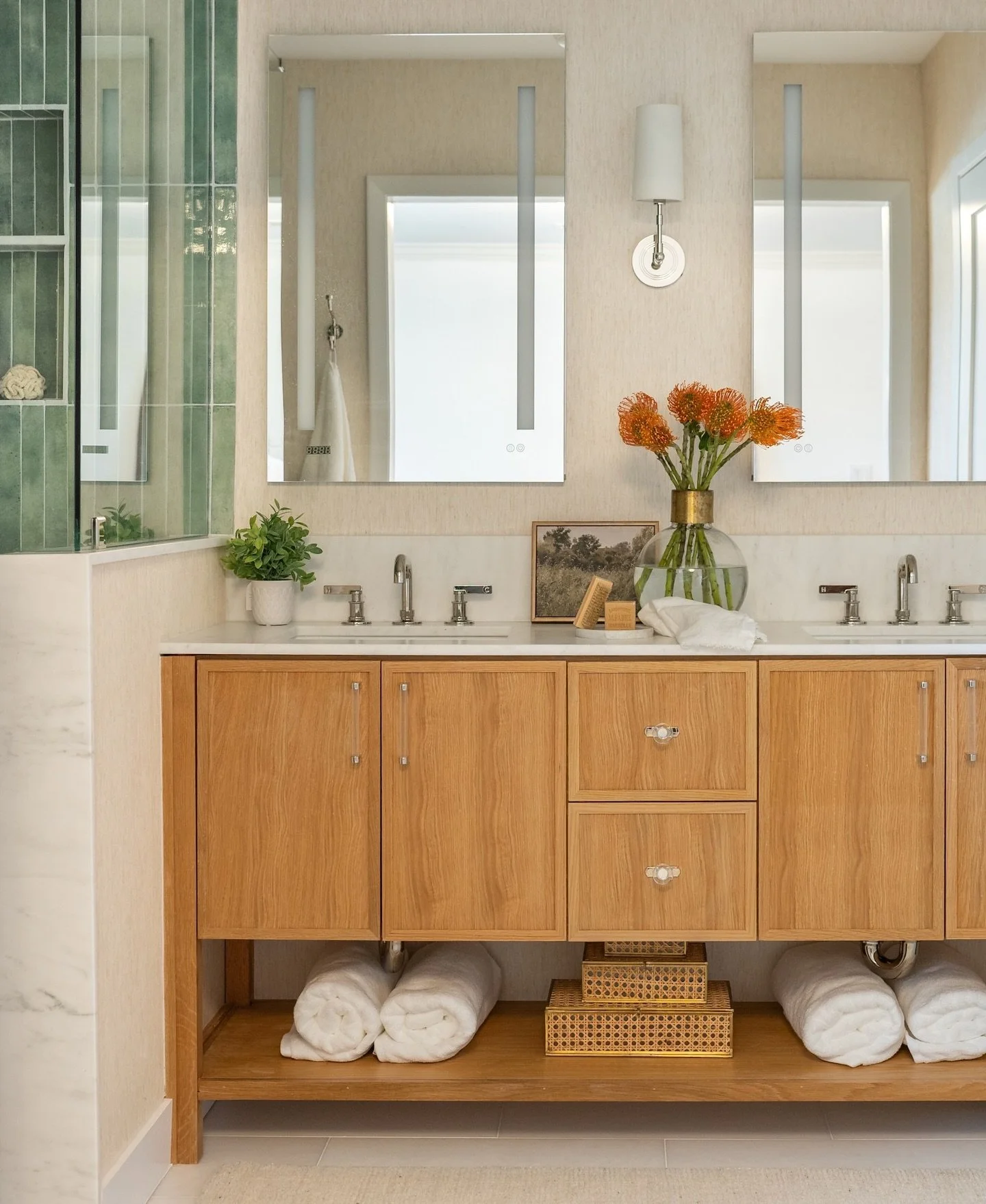 So fresh and so clean. Swipe to see where we started with this once dark and dated bathroom 👉

Design @parsonsid

#austininteriordesign #atxdesigner #austininteriordesigner #bathroomdesign #bathroomremodel