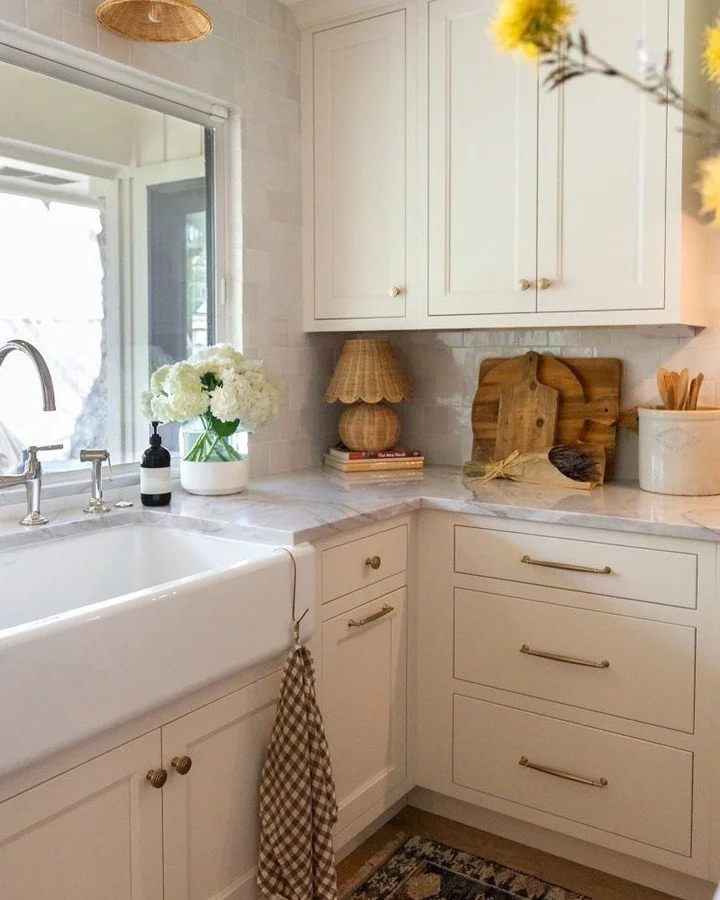 Kitchen projects come with hundreds, make that thousands of decisions both big and small. That's where we come in, to guide you and take over the heavy lifting, the decision fatigue, and the managing of it all.⁣
⁣
Design @parsonsid⁣
⁣
#kitchendesign 