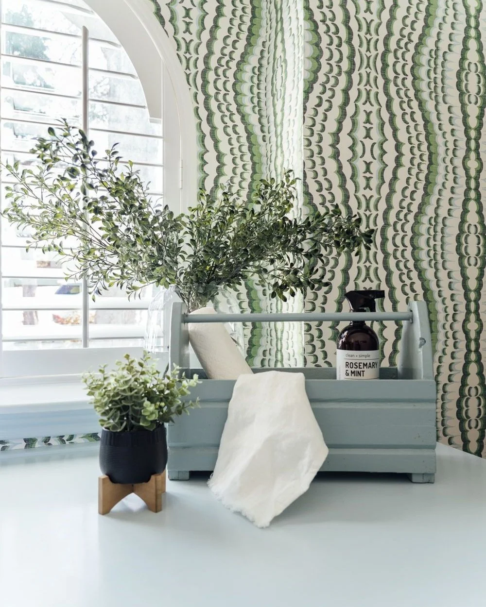We love how wallpaper can turn such a utilitarian space like this laundry room into someplace dreamy 💚⁣
⁣
Design @parsonsid⁣
⁣
#atxdesigner #austininteriordesigner #austininteriors #austininteriordesign #wallpaper