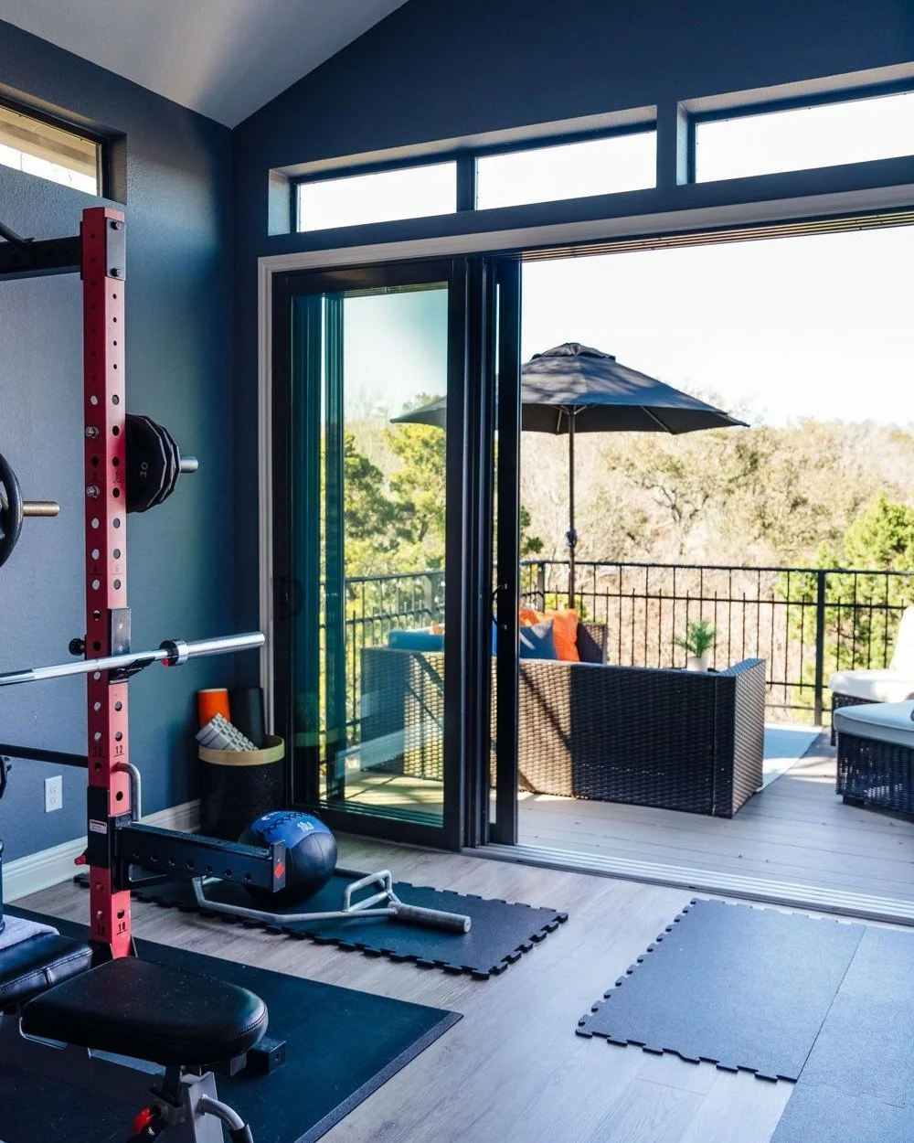 Bringing the outside in means connecting with nature on the fly and grounding yourself without ever leaving home.⁣
⁣
Design @parsonsid⁣
⁣
#atxdesigner #austininteriordesigner #austininteriors #austininteriordesign #homegym