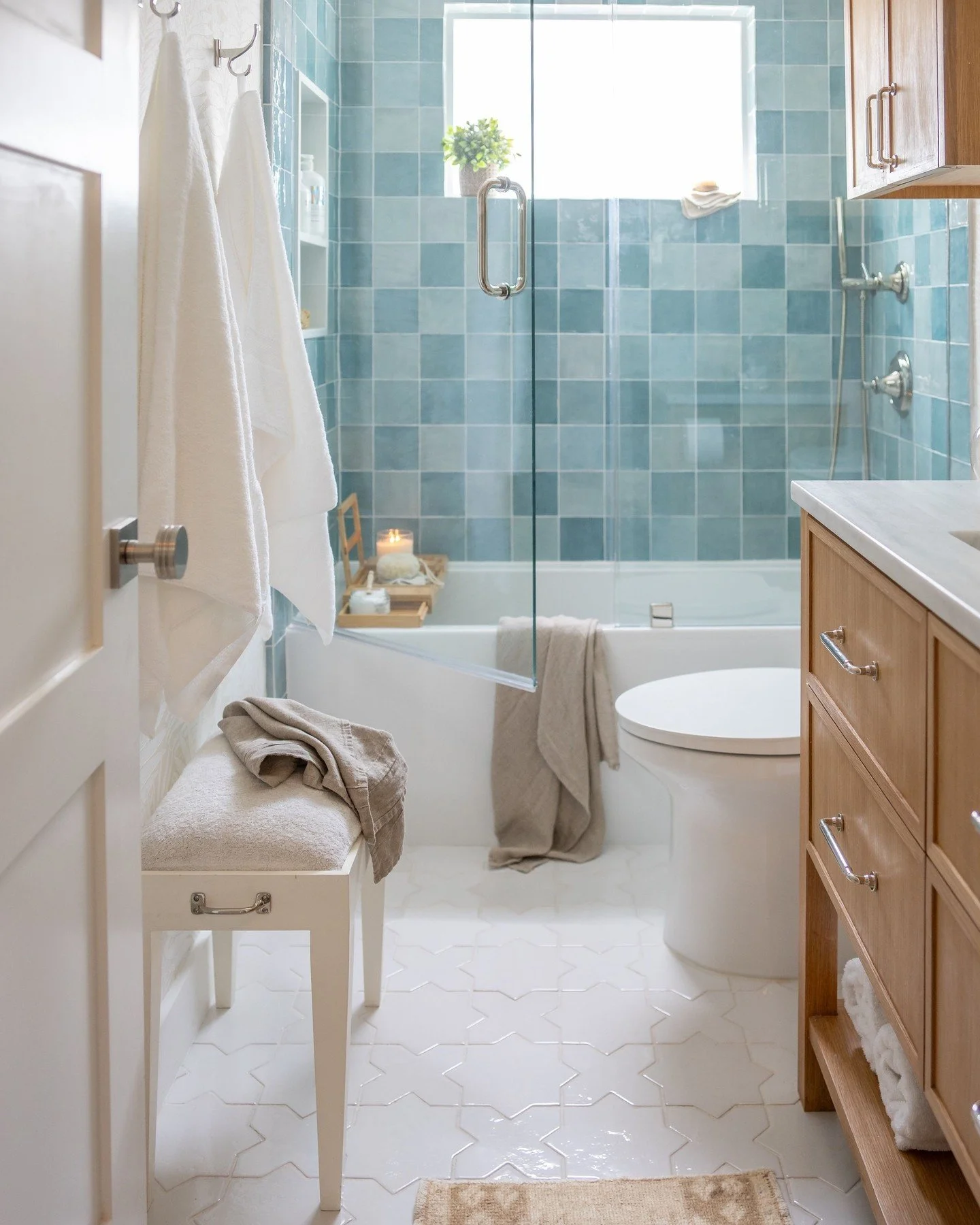 🌊 Feels like summer.⁣
⁣
Design @parsonsid⁣
⁣
#bathroomdesign #atxdesigner #austininteriordesigner #austininteriors #austininteriordesign