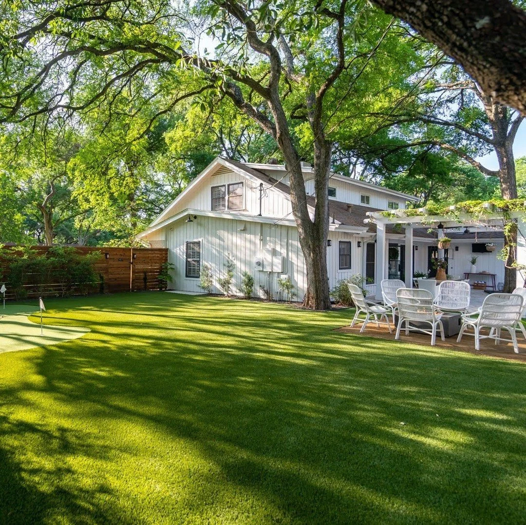 Did you know we also design exteriors?! We love bringing beauty and functionality to the outdoors 🍃⁣
⁣
Design @parsonsid⁣
⁣
#atxdesigner #austininteriordesigner #austininteriors #austininteriordesign #exteriordesign