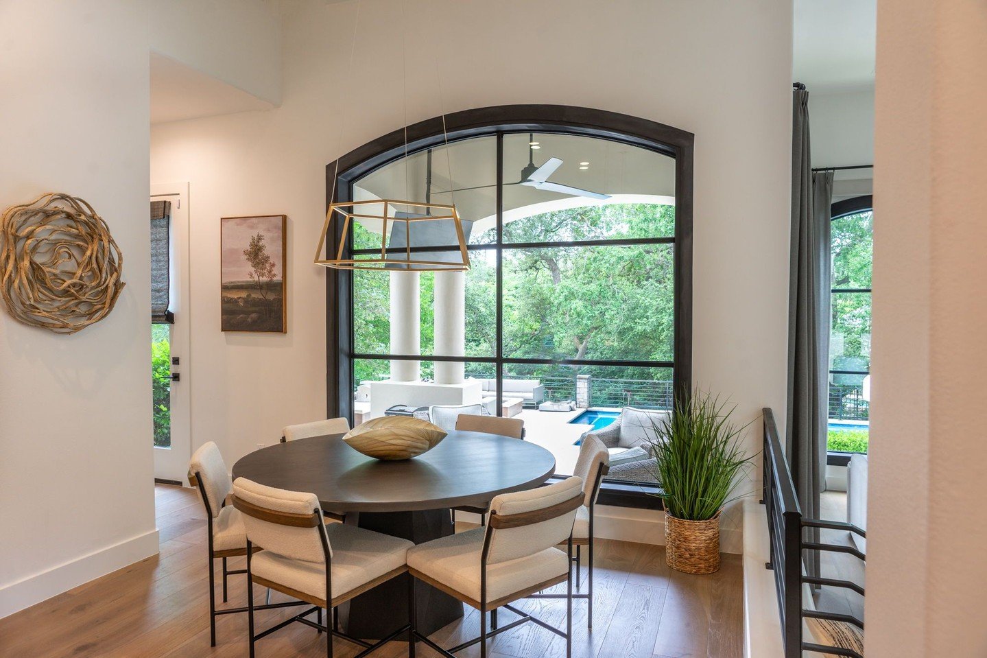 We've noticed that dining spaces are evolving.⁣
⁣
For many of our clients, the formal dining room has become less about formality and more about function, a place for weeknight dinners, homework sessions, and lingering conversations.⁣
⁣
Our Westlake 
