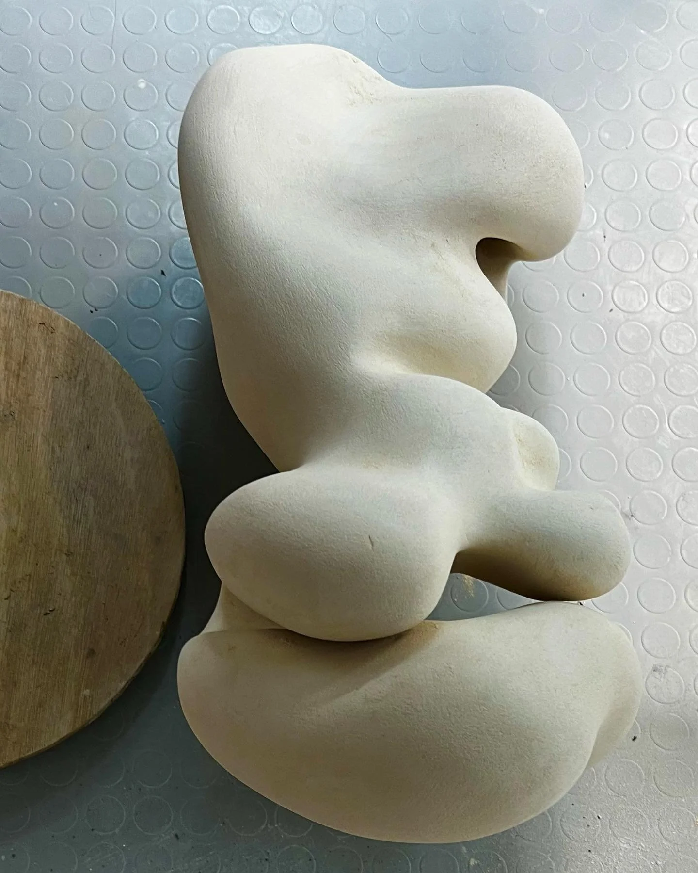 My beauty 🤍 on the floor in the studio !!! 

#claysculpture #hightemperatureceramics #hightemperatureclay #whiteclay #curvysculpture