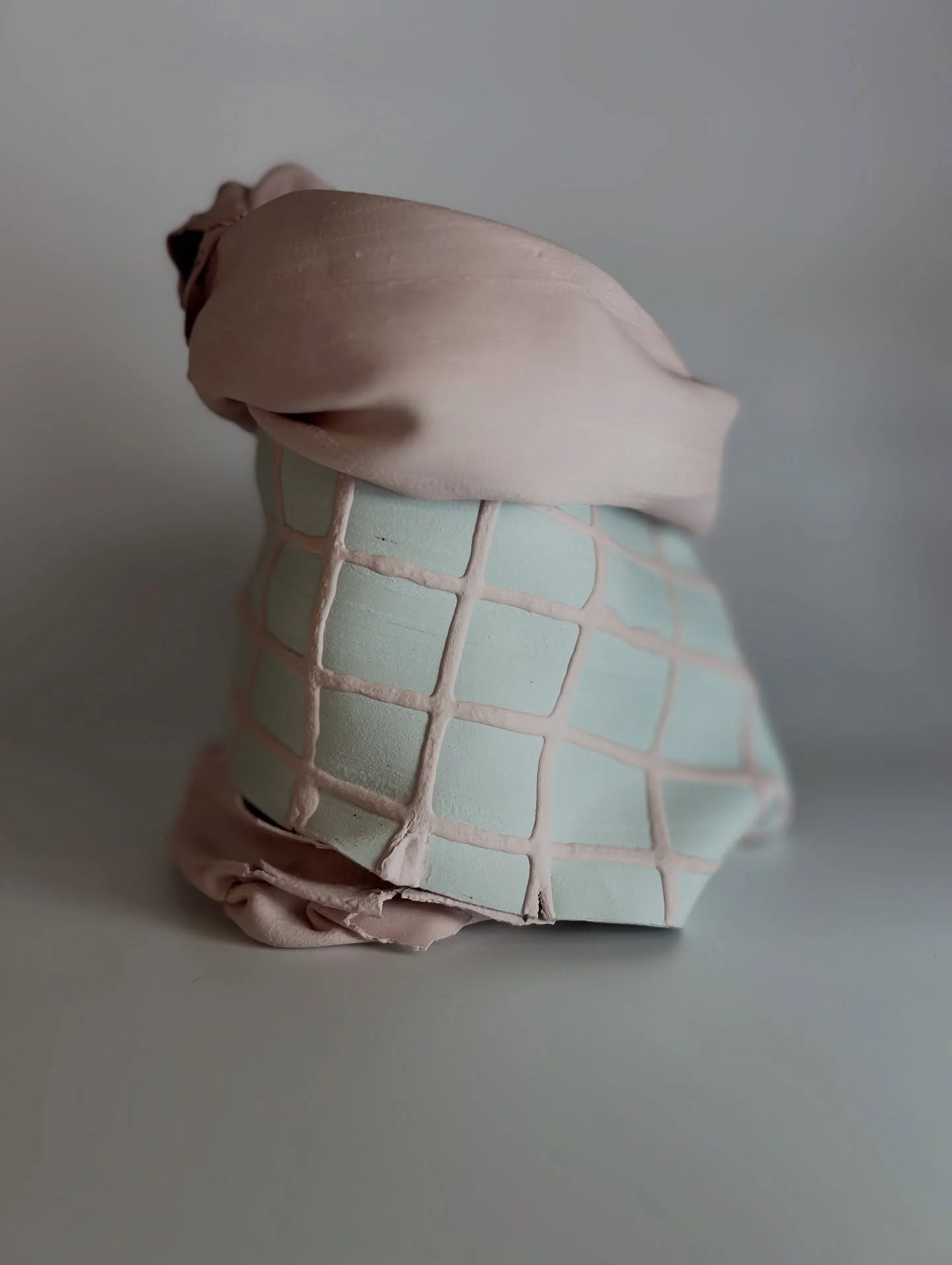 &ldquo;Soft Architecture&rdquo; 

#paperporcelain #modernceramics #porcelainsculpture