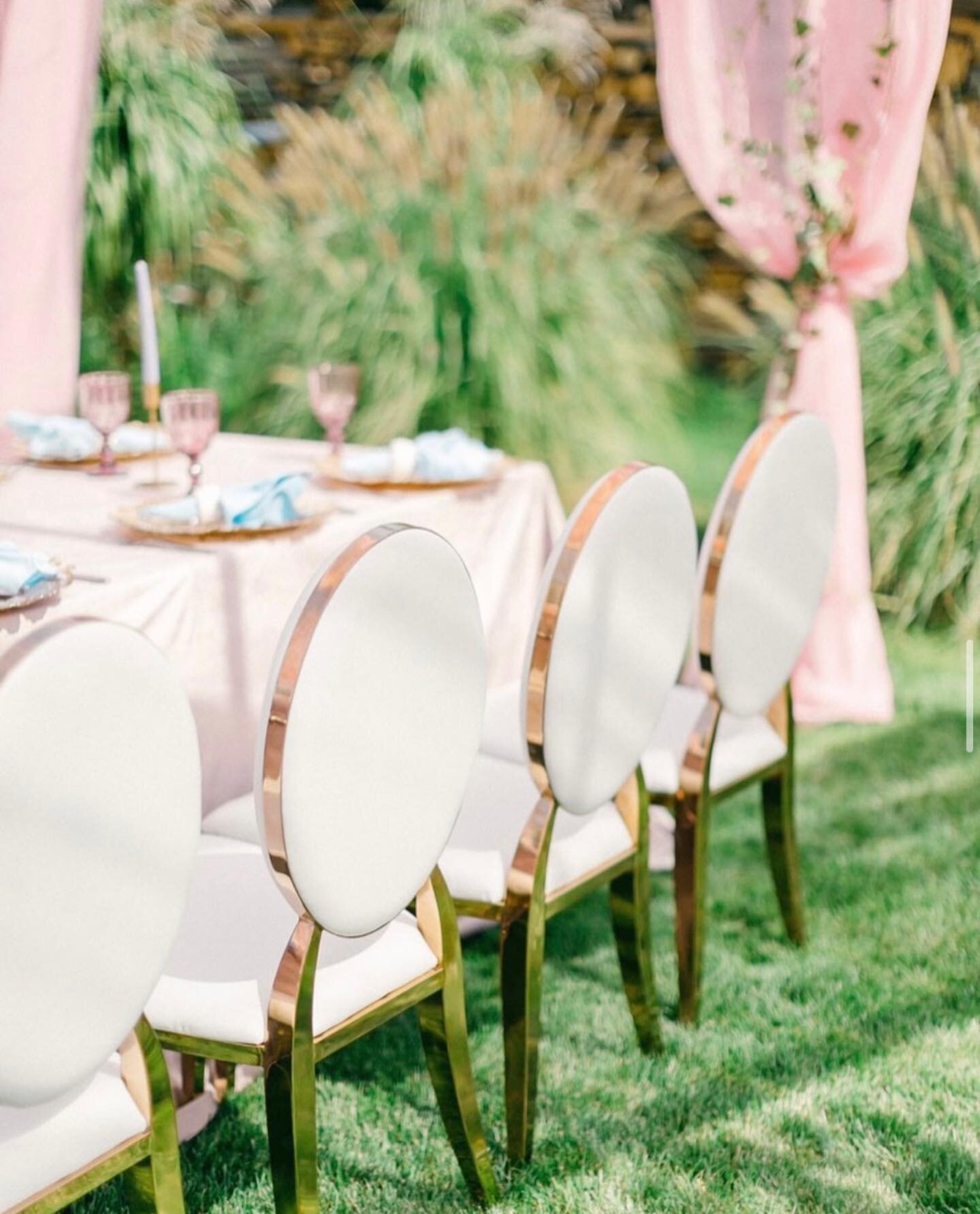 It can be as simple as some chairs that change the entire look✨

Need helping planning your wedding? Let&rsquo;s chat! 🤍
&bull;
&bull;
&bull;
#eventcoordinator #luxeevents #localevents #eventtrends #californiaweddingplanner #dayofcoordination #socal