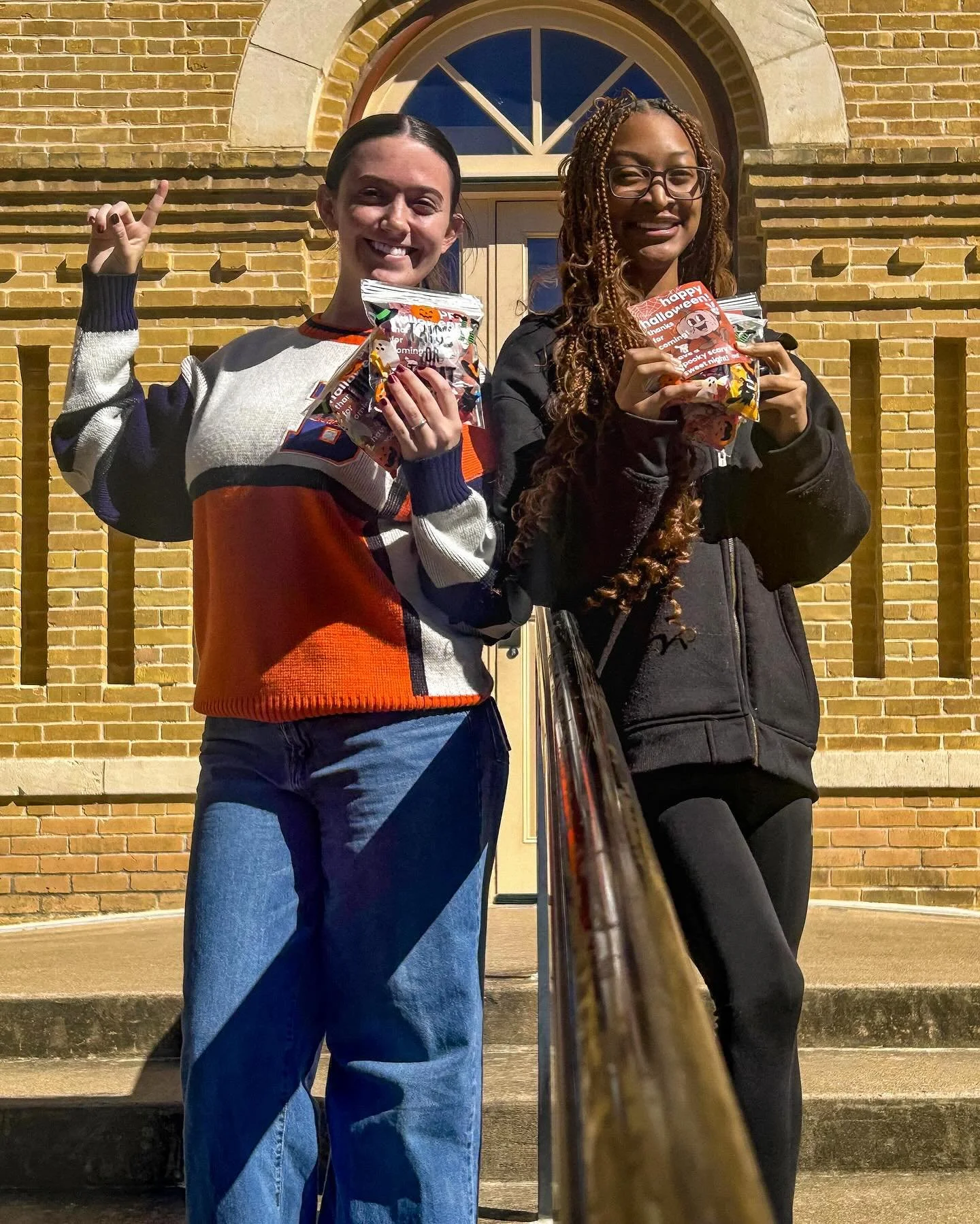 🍬PUMPKIN PAINTING 🎃

As we head towards the end of fall aaf would like to look back on our pumpkin painting social! 🎃Members had a great time watching Hotel Transylvania some even in costume 🍬🛸👽