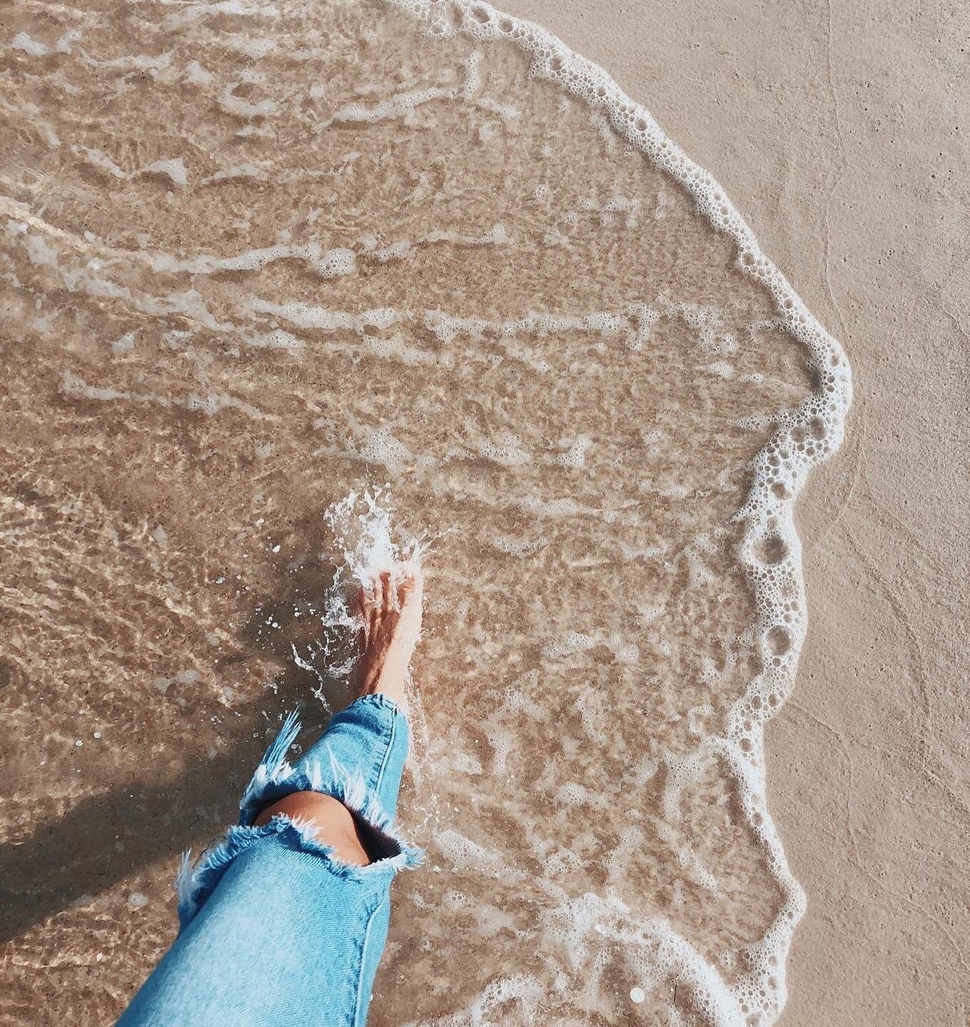 Craving the beach this winter? 🌊

All of our stylists offer styling appointments where you can come have a drink, relax and get your hair shampooed, enjoy a head massage, blowdry, and beach waves all while soaking in the beach vibes at Sandbar! 

Ne