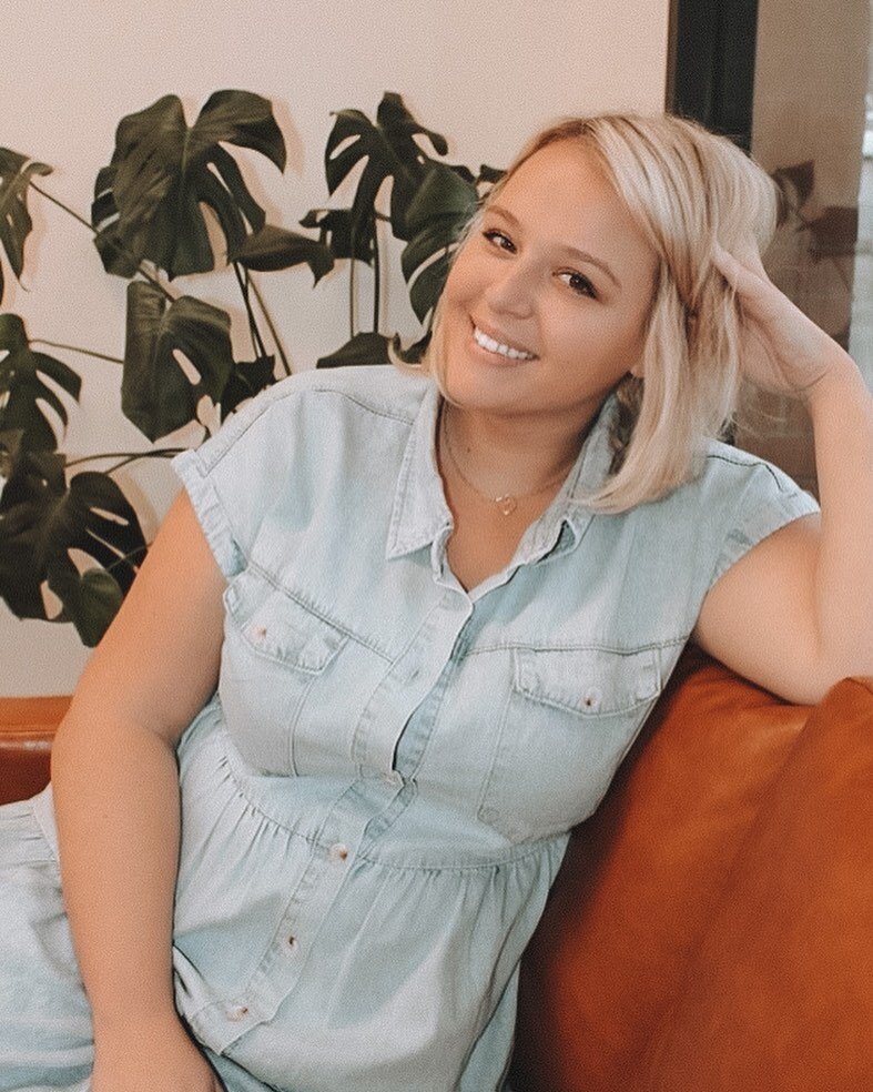 Meet our extension mom @hairby_alexiskellerman ! 

&ldquo;Hi I'm Alexis! I've been a hairstylist for ten years. I love all blondes, brunettes lived in and drastic color transformations. I'm certified in tape in and hand tied extensions. While I'm doi