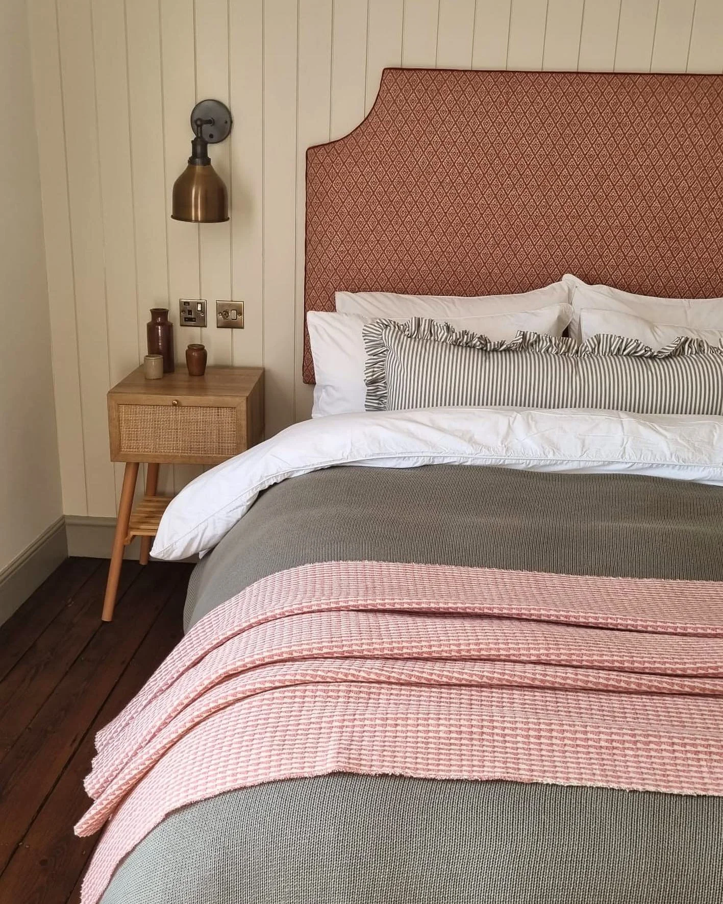 So amazing to see my handwoven throw in its new home. Especially being off set with the other colours in this beautiful bedroom. So proud of this one and very excited to be continuing on my interiors journey.

Oyster Cottage, Whitstable - @kiphideawa